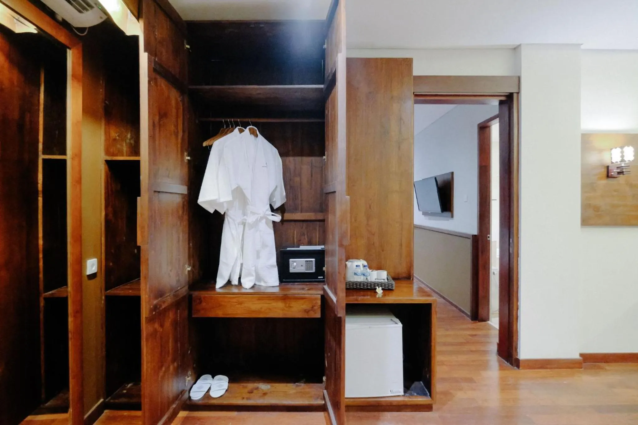 wardrobe in djabu Seminyak Hotel