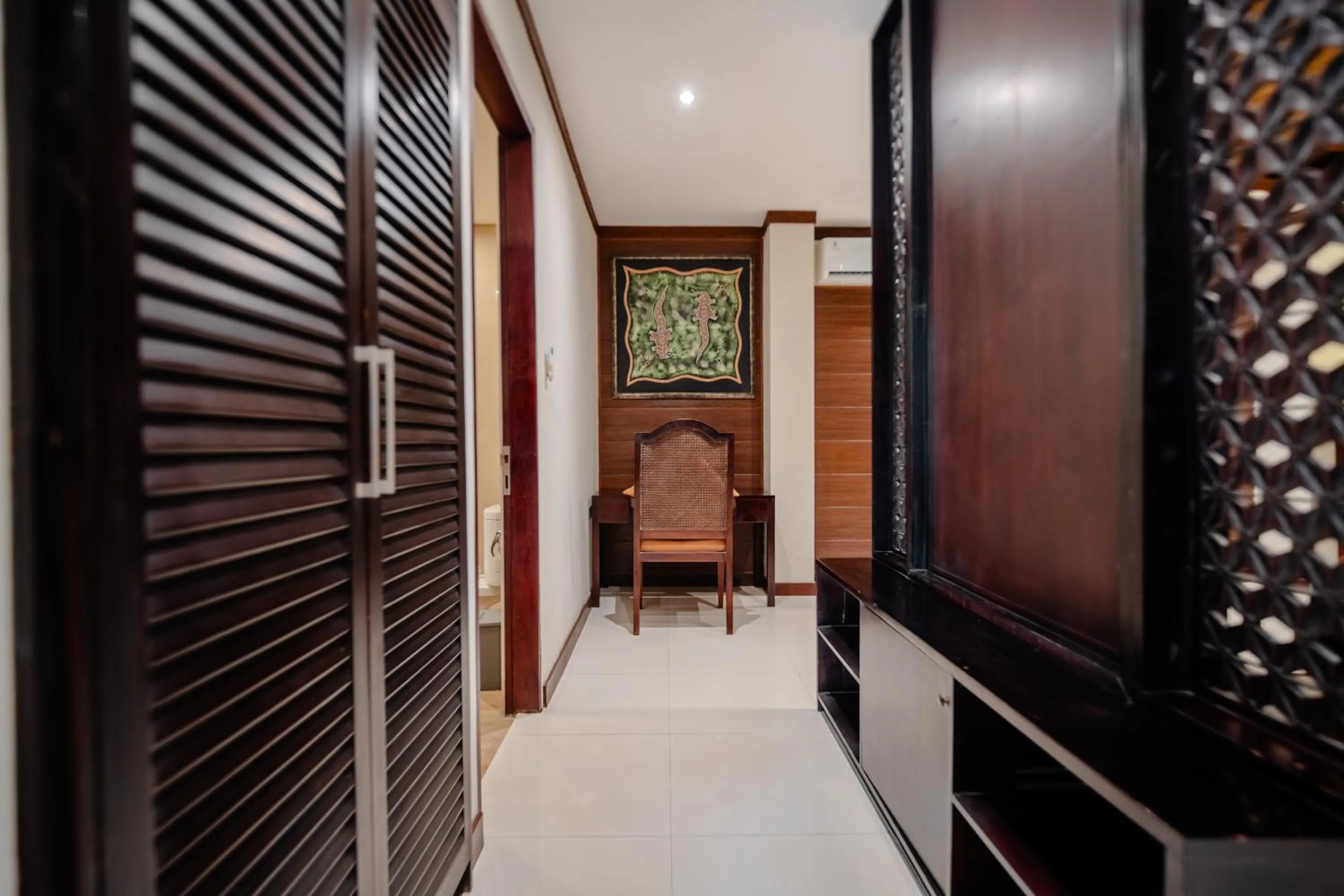 wardrobe in djabu Seminyak Hotel