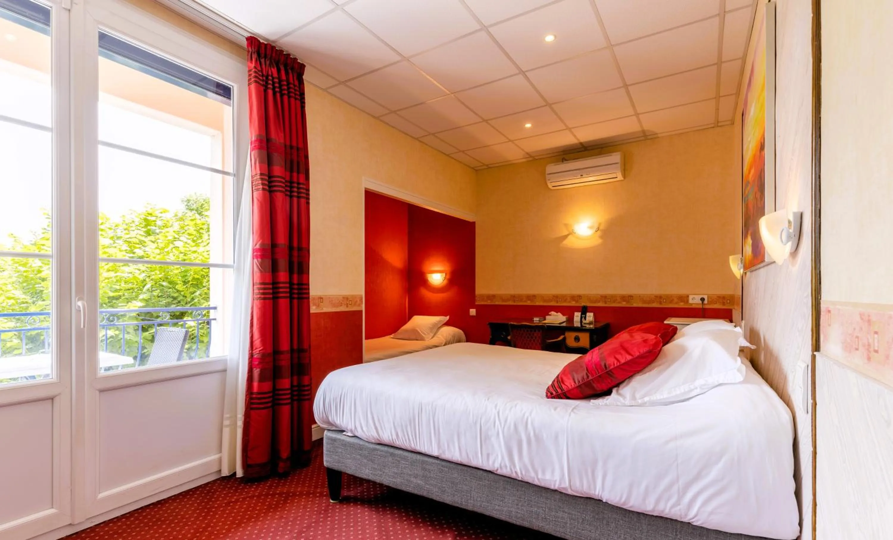 Photo of the whole room, Bed in Le Sablier du Temps