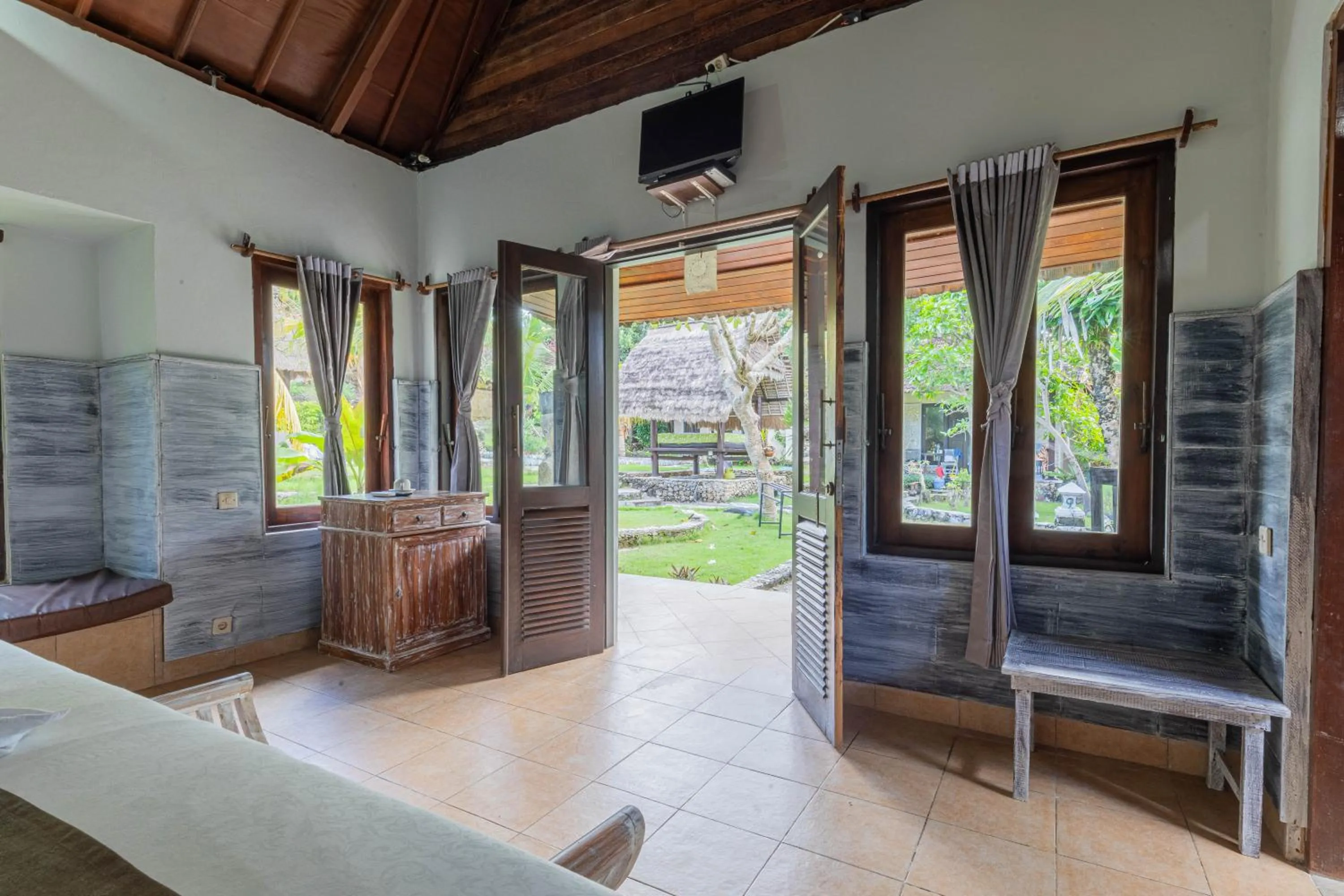 TV and multimedia in The Tanis Beach Resort Nusa Lembongan