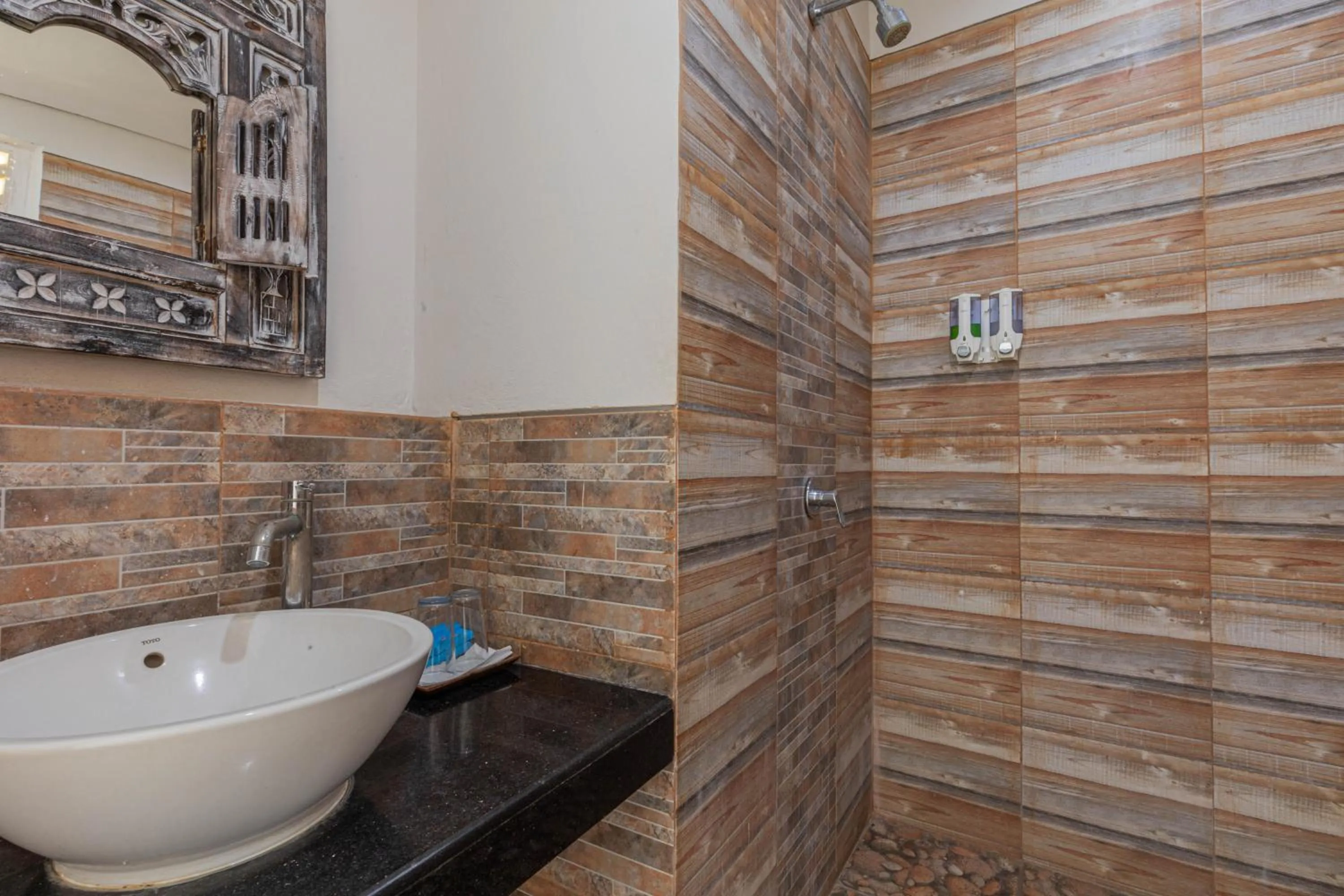 Shower in The Tanis Beach Resort Nusa Lembongan