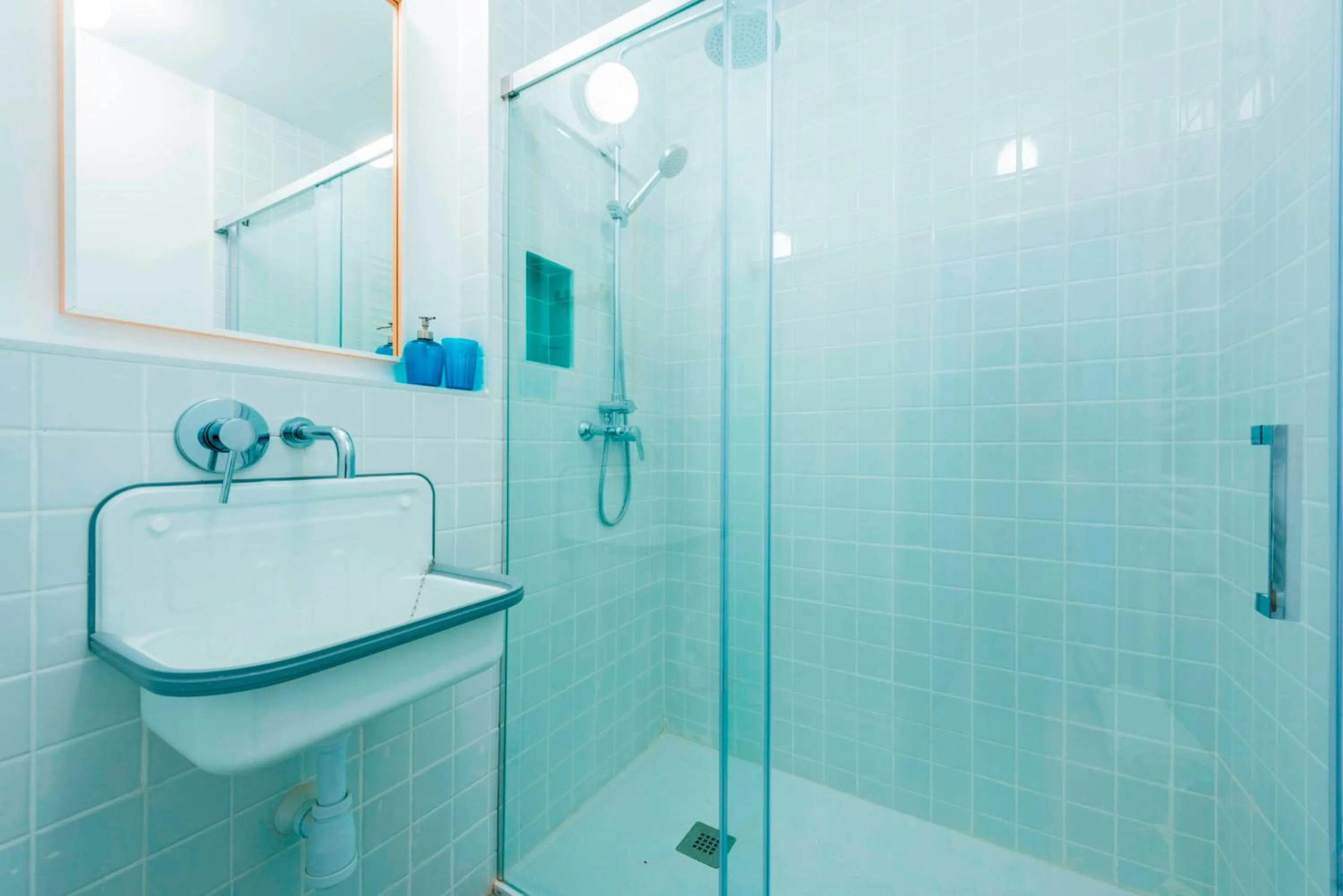 Shower in Be Mate Gran Vía Suites