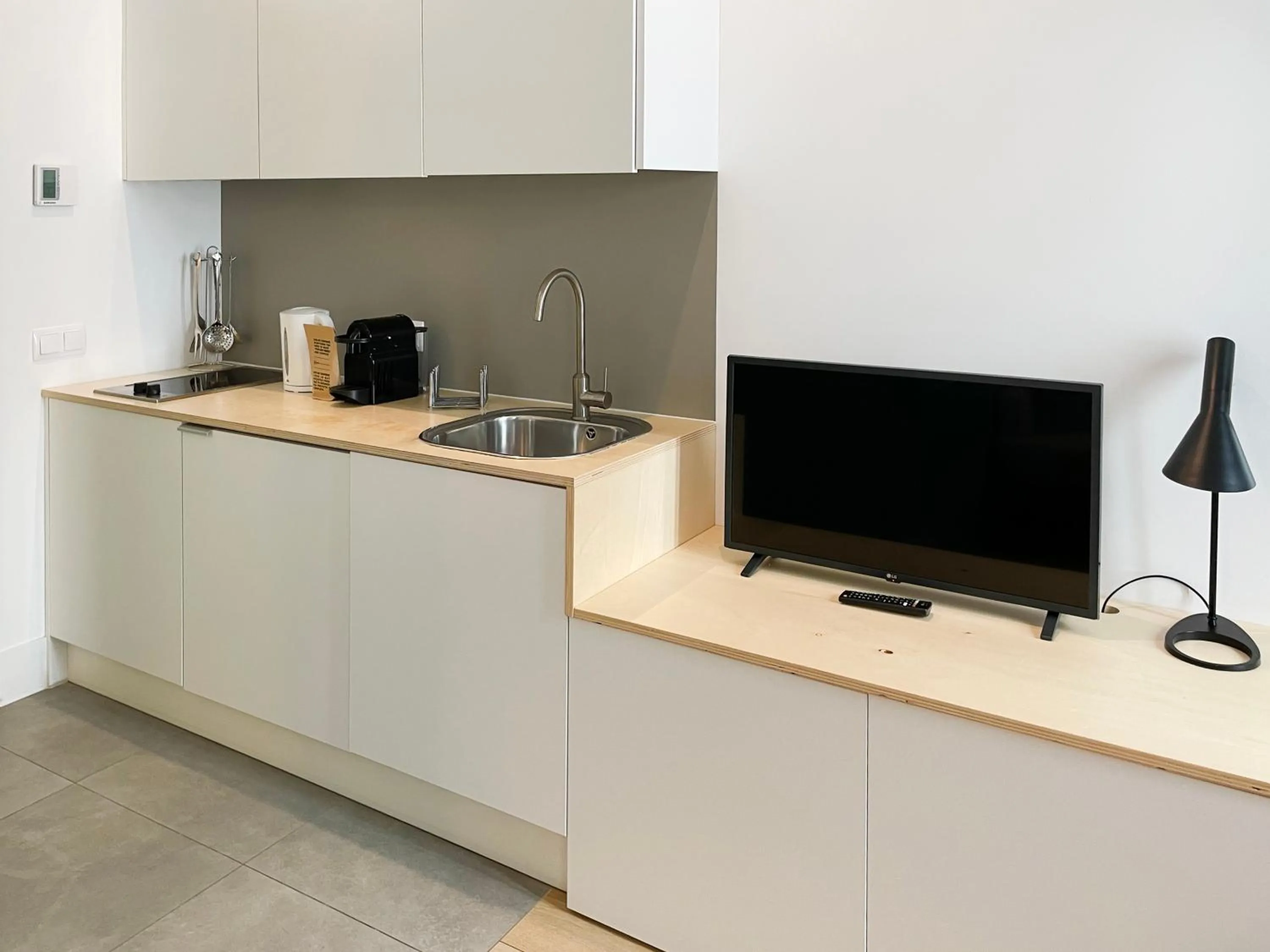 TV and multimedia in Be Mate Gran Vía Suites