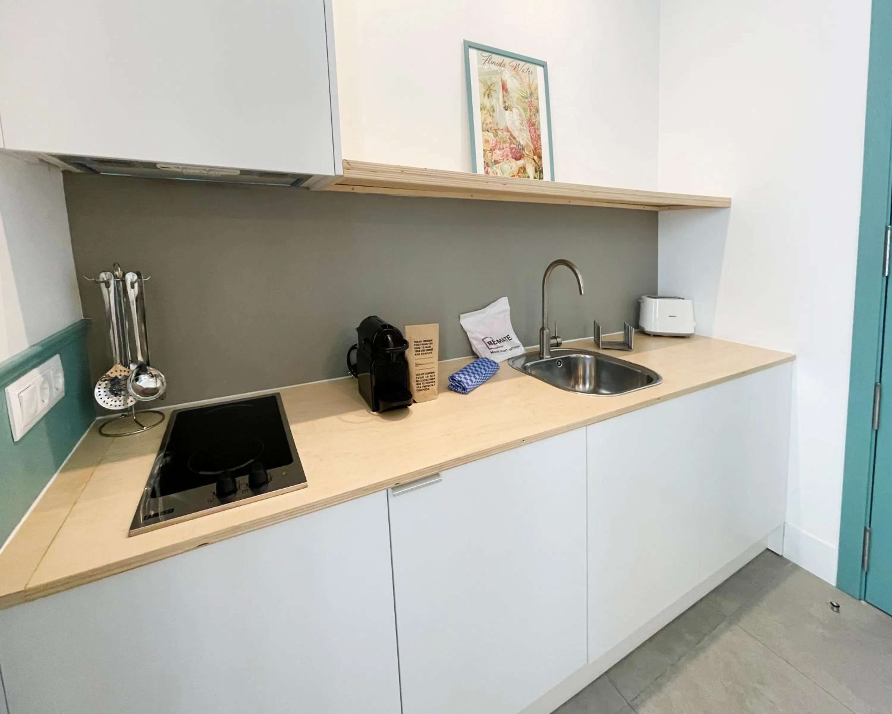 Kitchen or kitchenette in Be Mate Gran Vía Suites