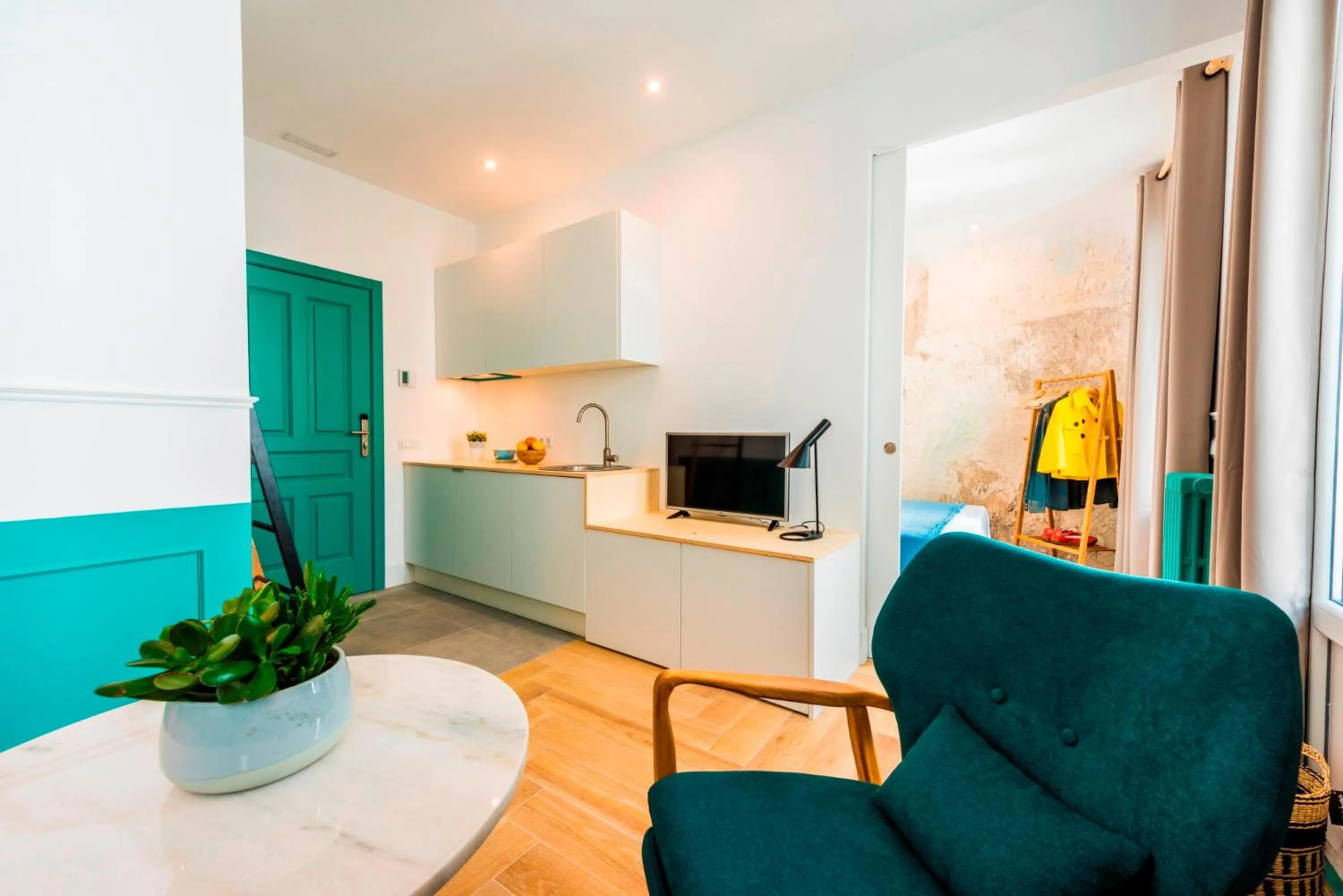 TV and multimedia in Be Mate Gran Vía Suites