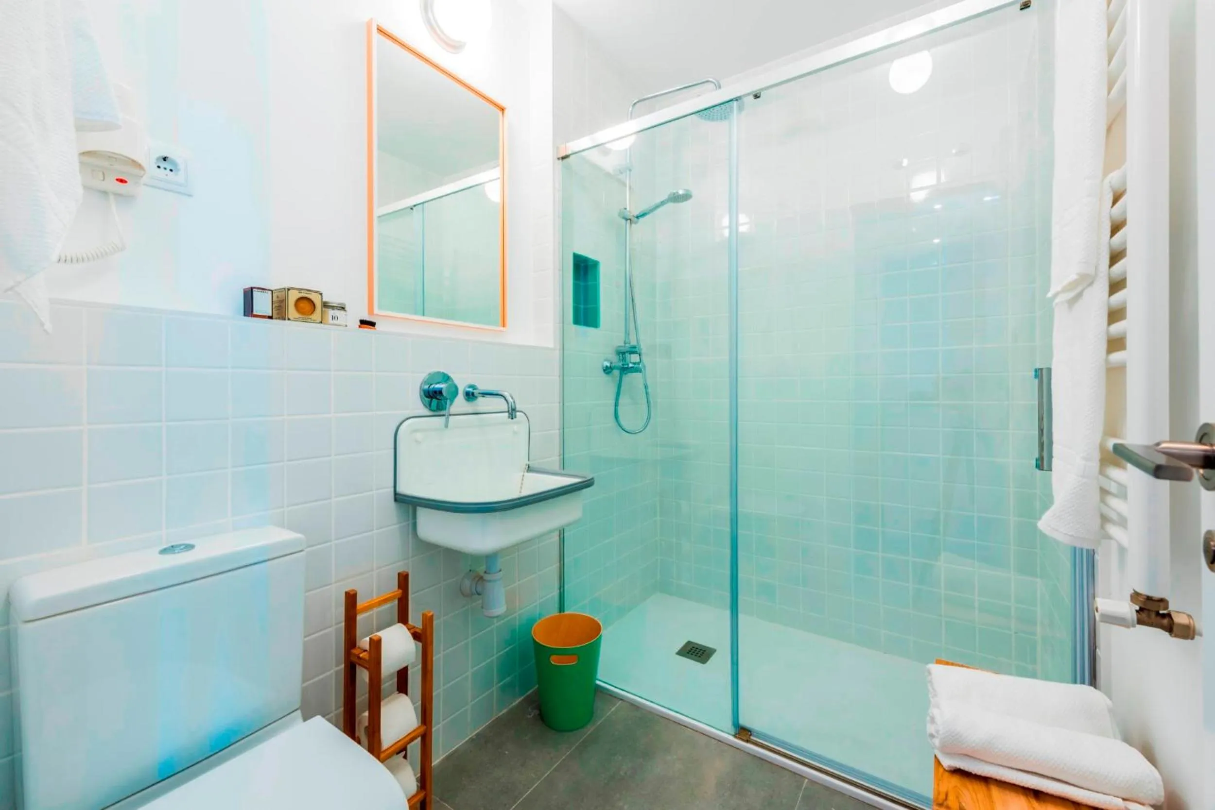 Shower in Be Mate Gran Vía Suites