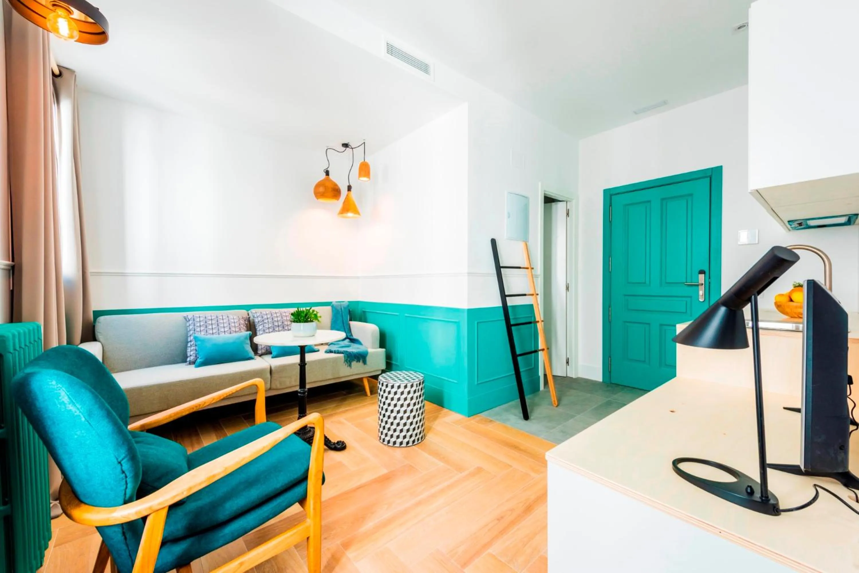 TV and multimedia in Be Mate Gran Vía Suites