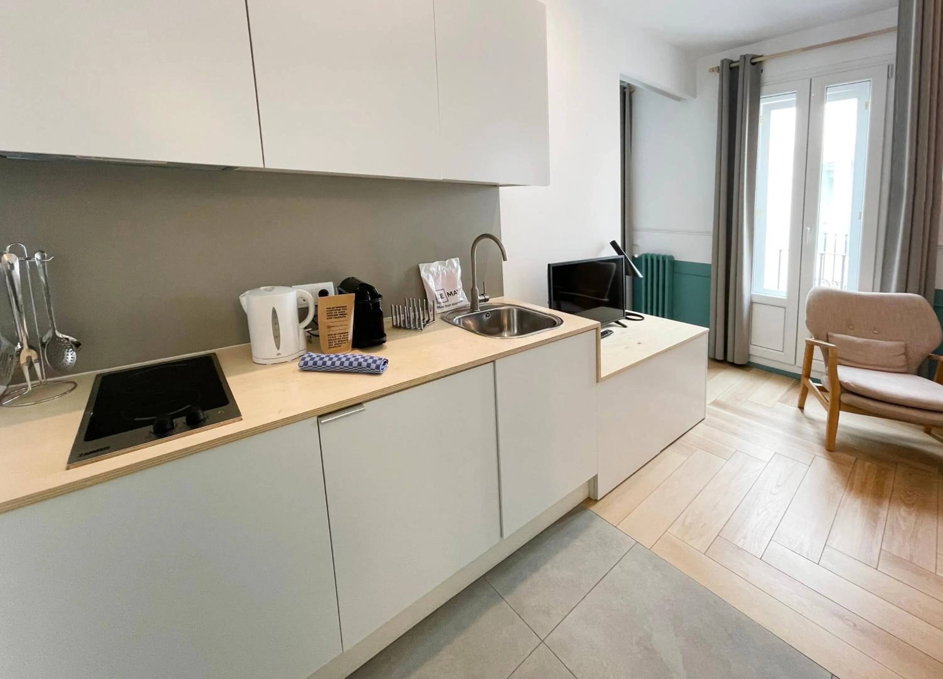Kitchen or kitchenette in Be Mate Gran Vía Suites