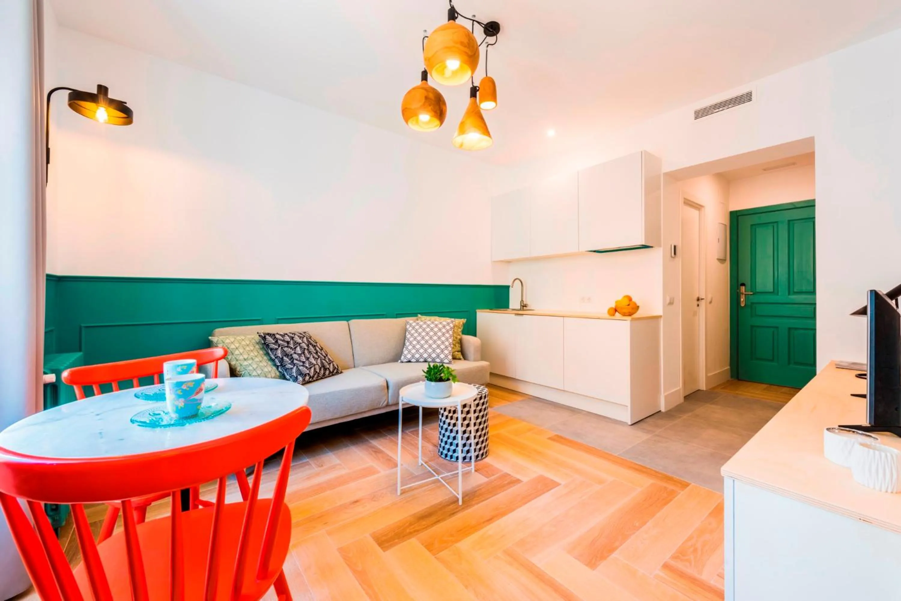 TV and multimedia in Be Mate Gran Vía Suites