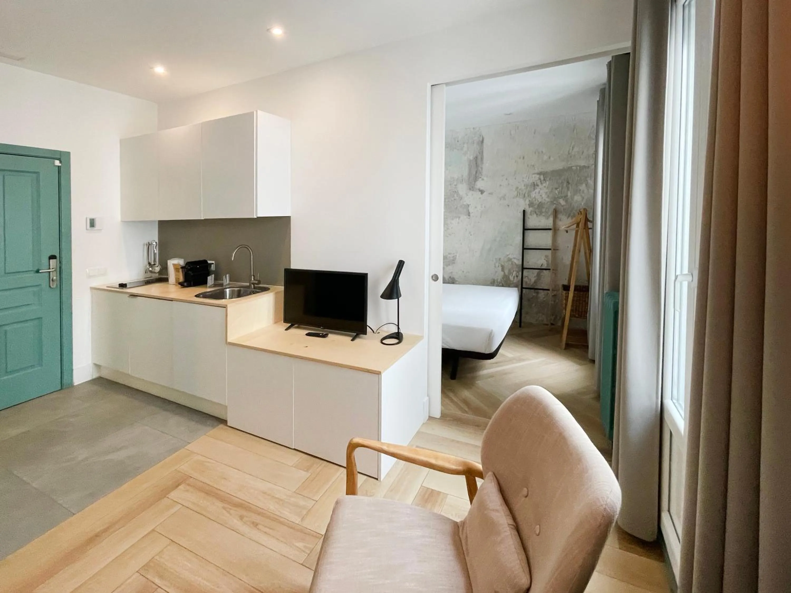 TV and multimedia in Be Mate Gran Vía Suites