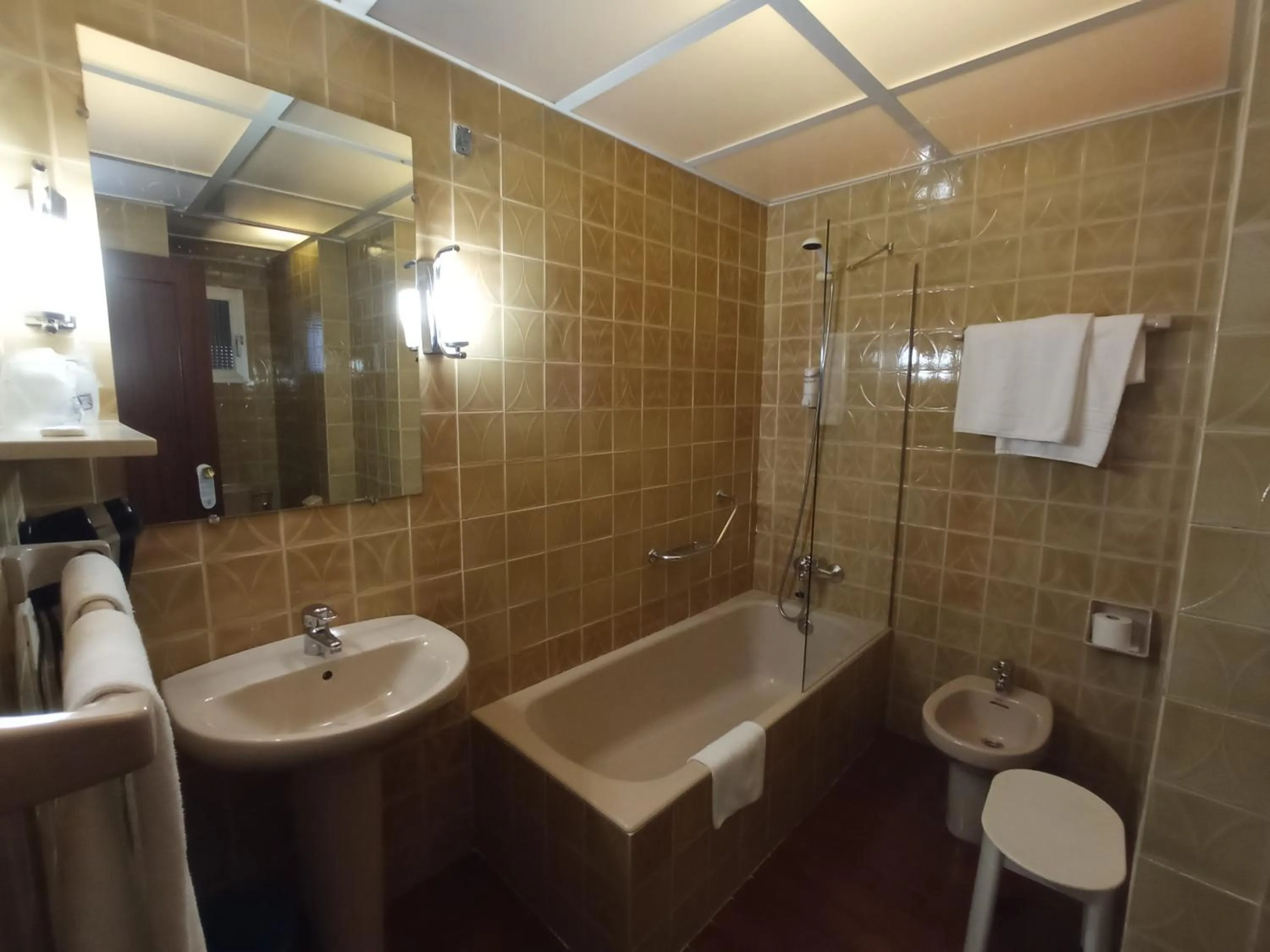 Shower in Hotel ELE Acueducto