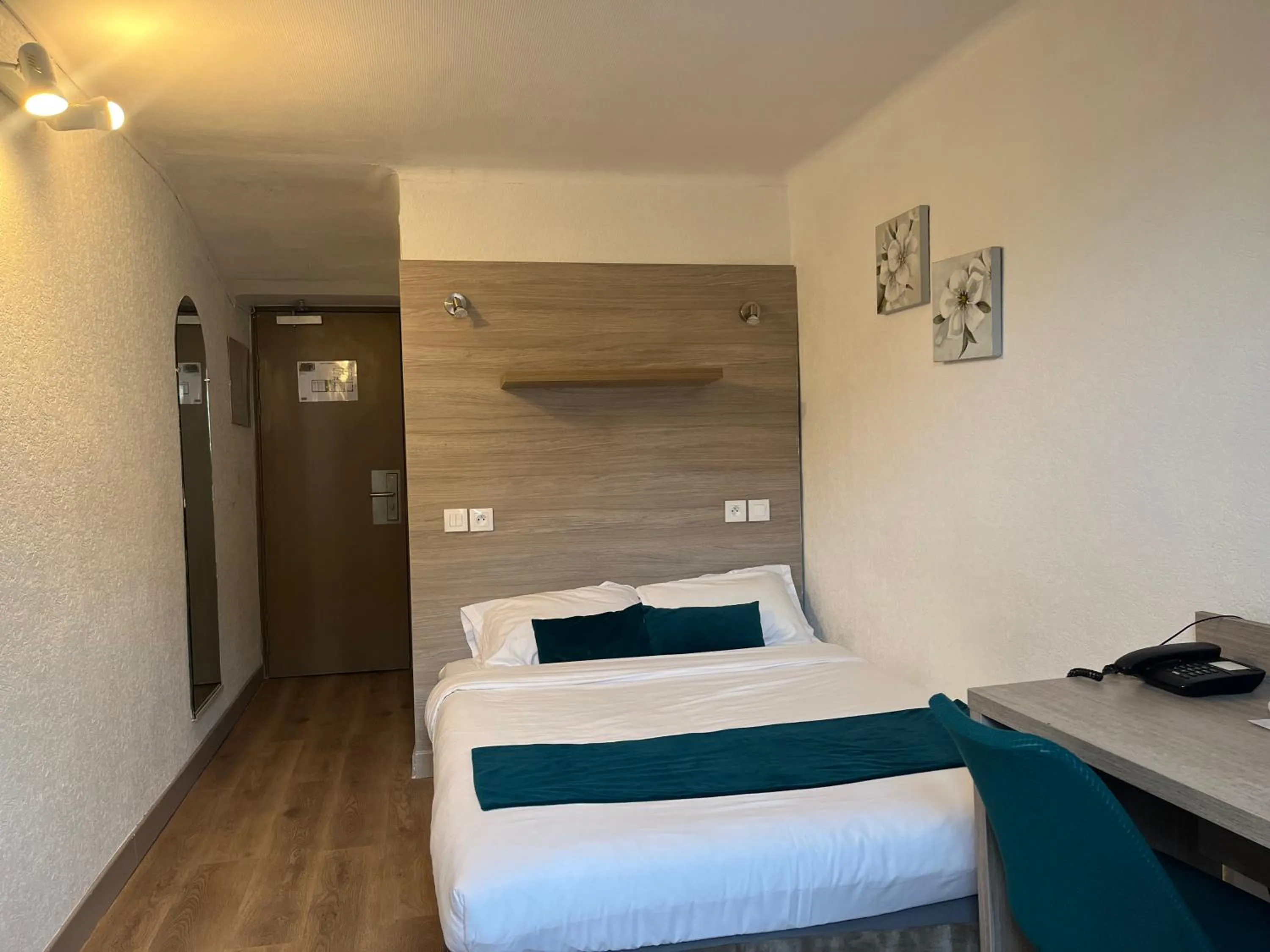 Bed in Empire Hôtel