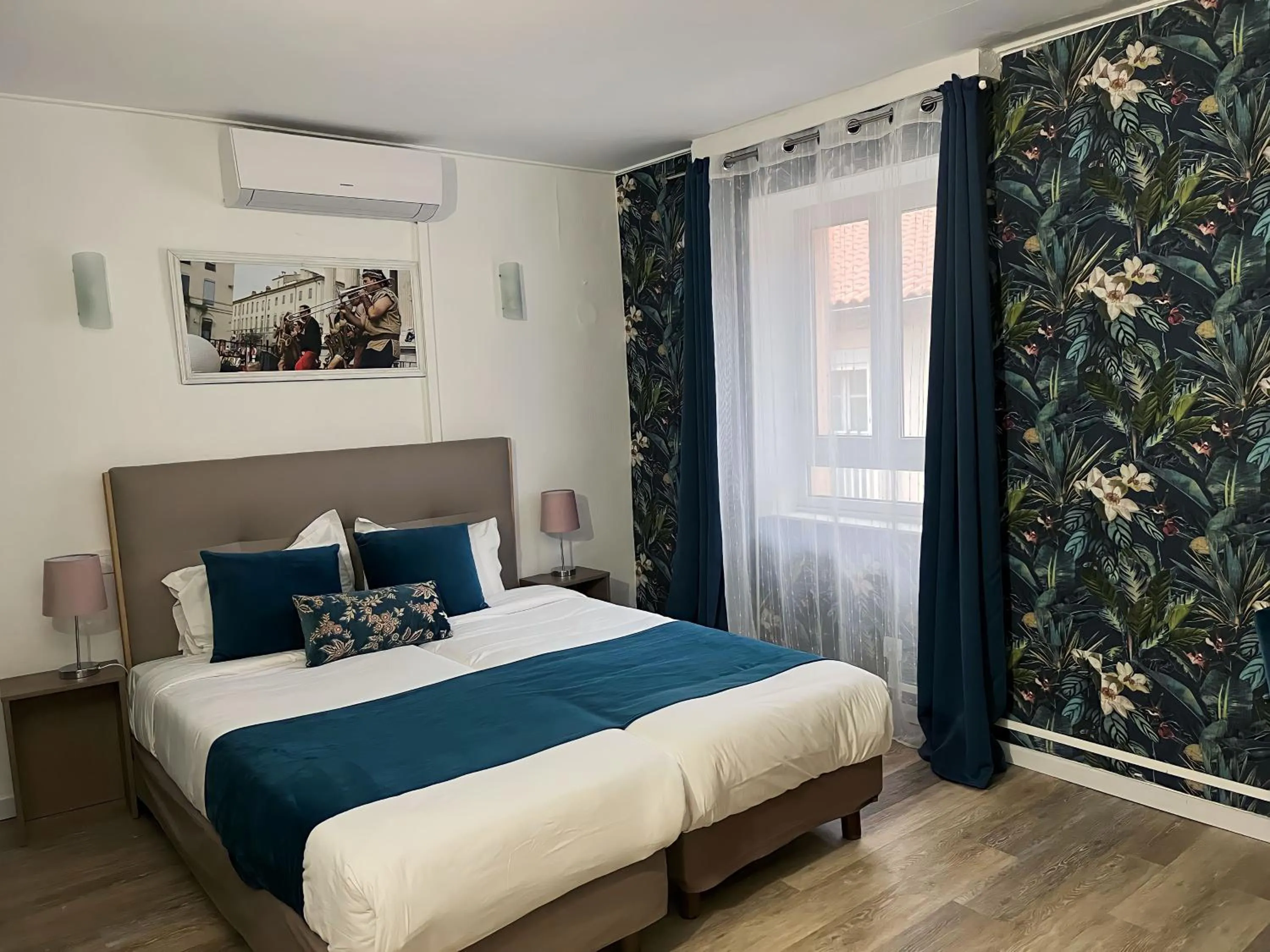 Bed in Empire Hôtel