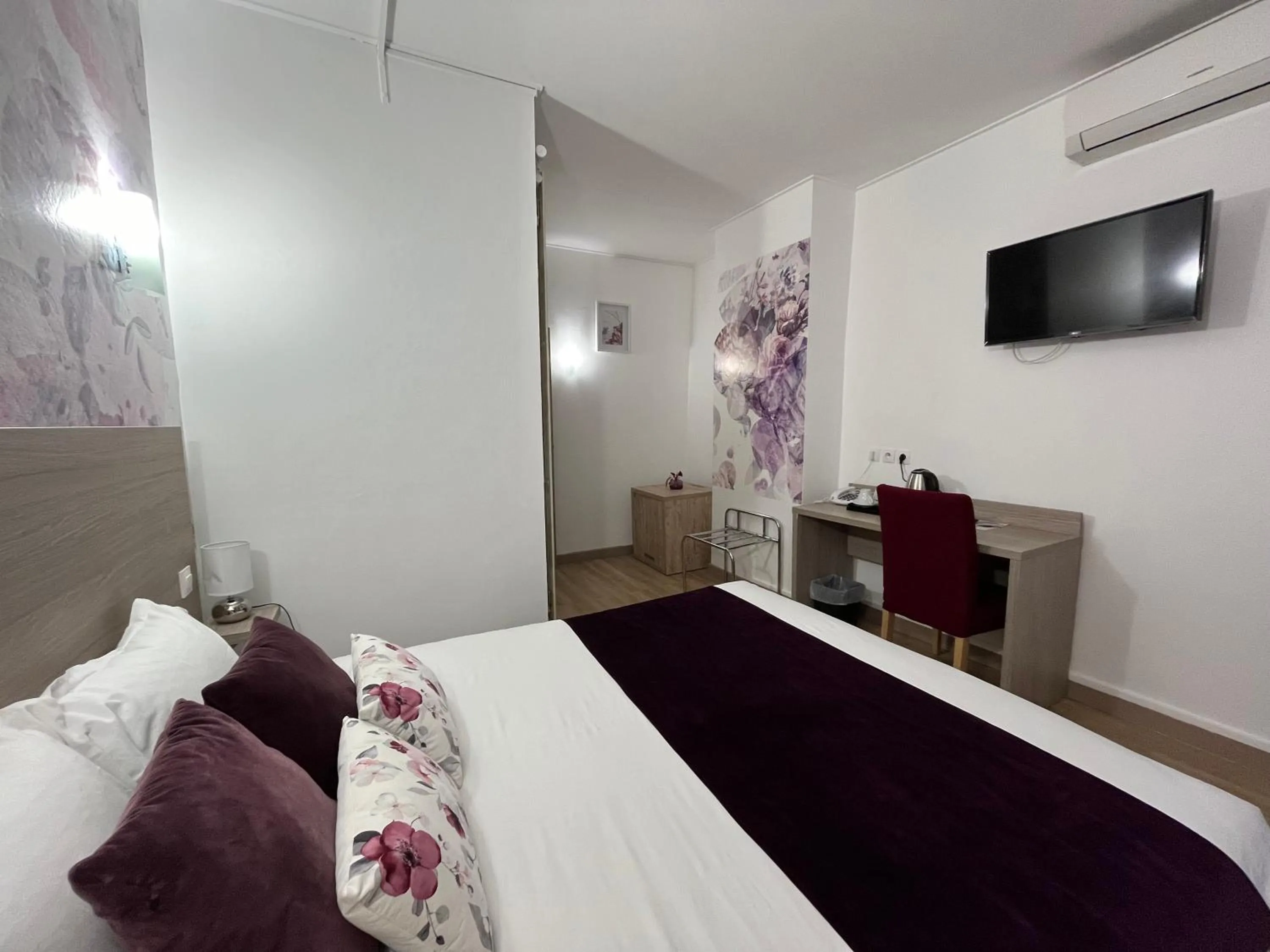 Bed in Empire Hôtel