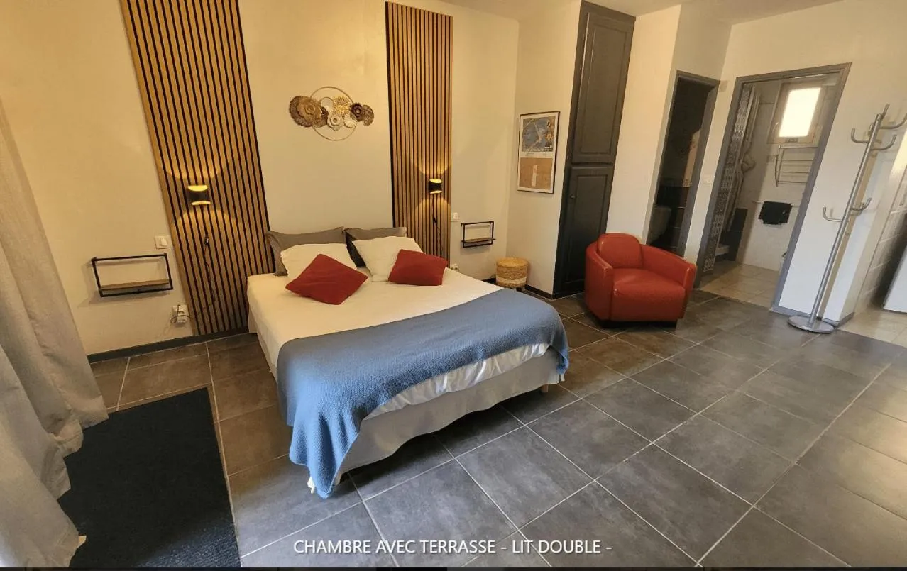 Restaurant/places to eat, Bed in Hotel La Peyrade