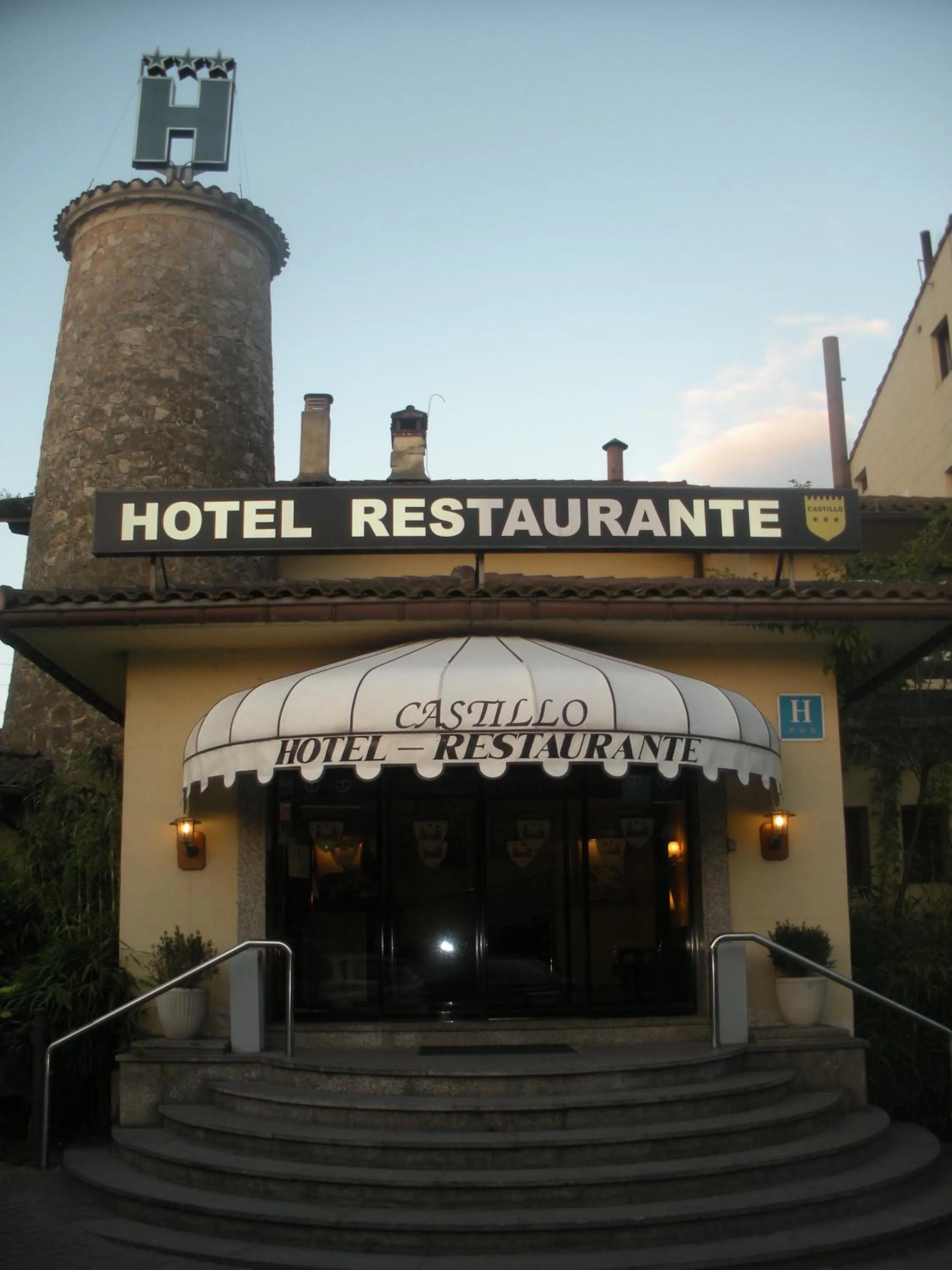 Facade/entrance in Hotel Castillo