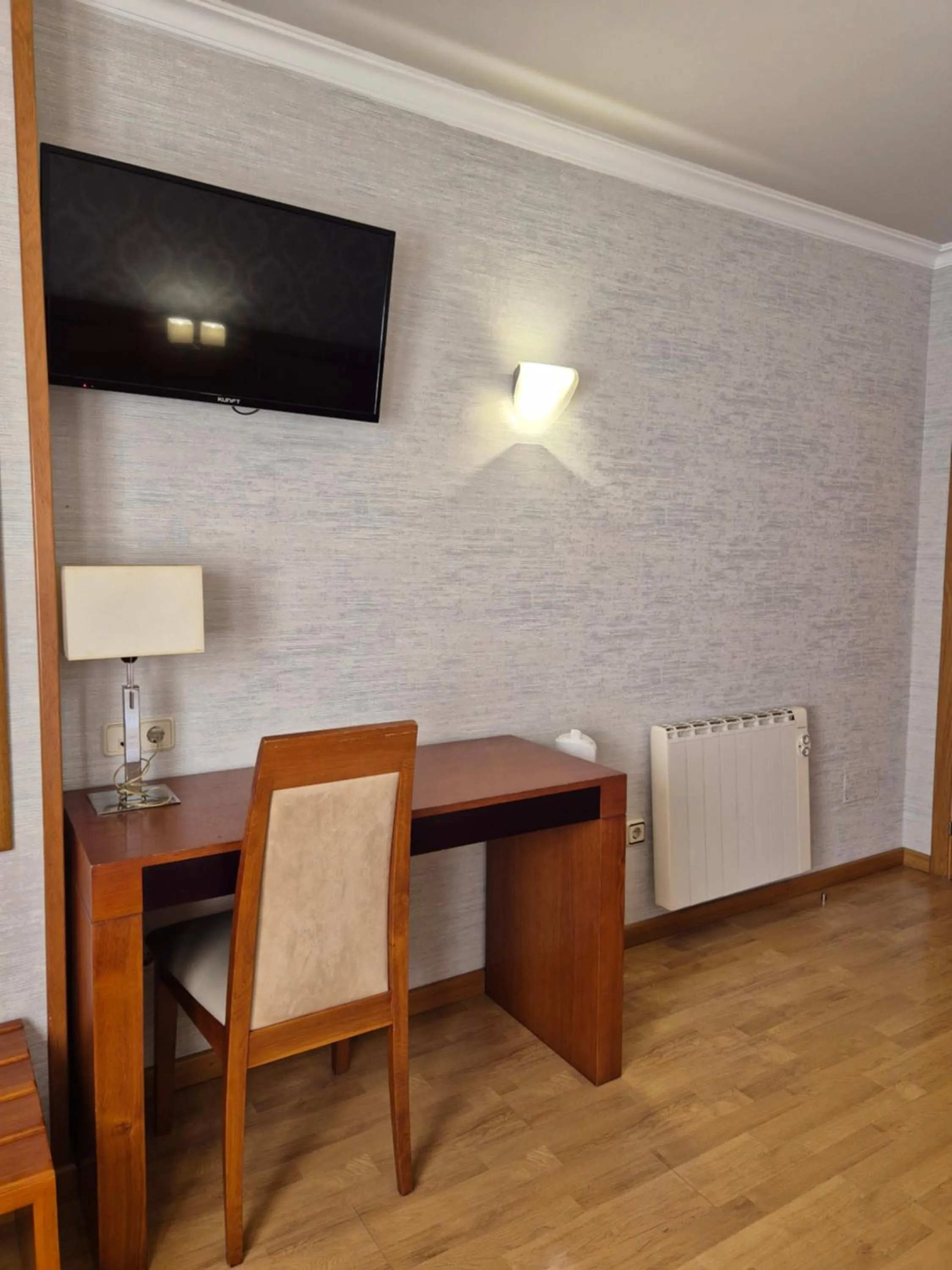 TV and multimedia in Hotel HHB Pontevedra Confort