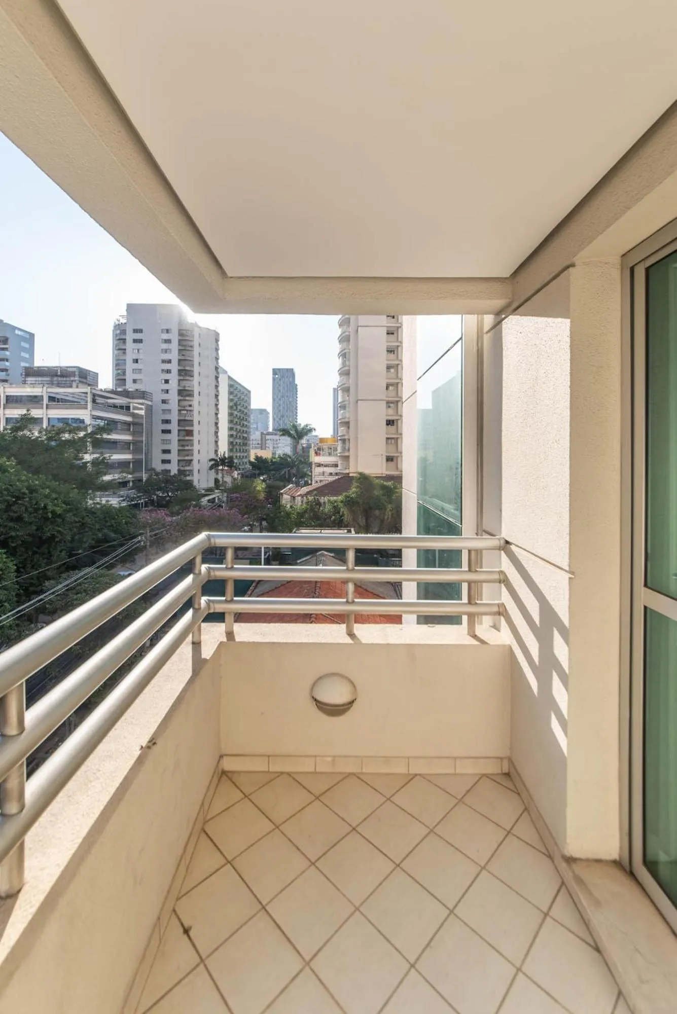 CHARMOSO FLAT NA OSCAR FREIRE