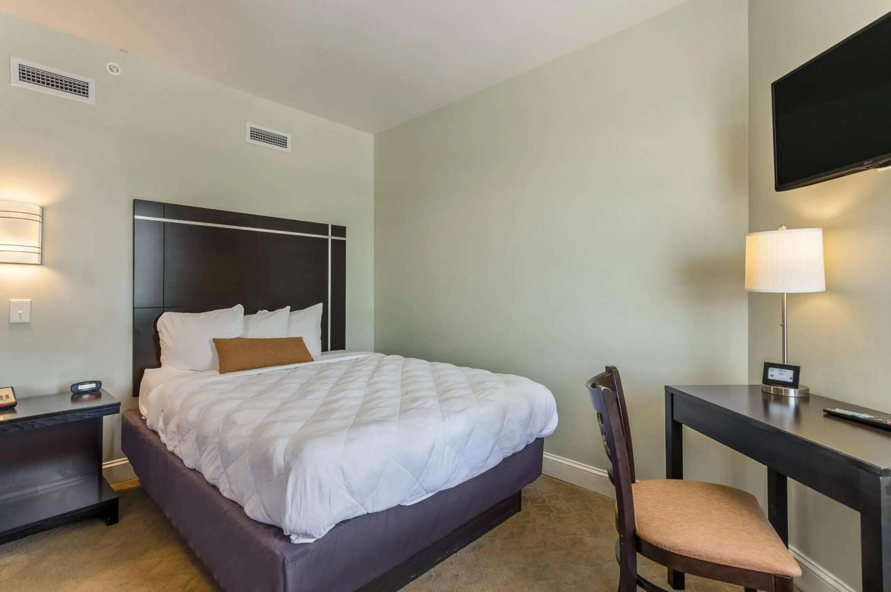 Bedroom, Bed in The Gin Hotel, an Ascend Collection Hotel