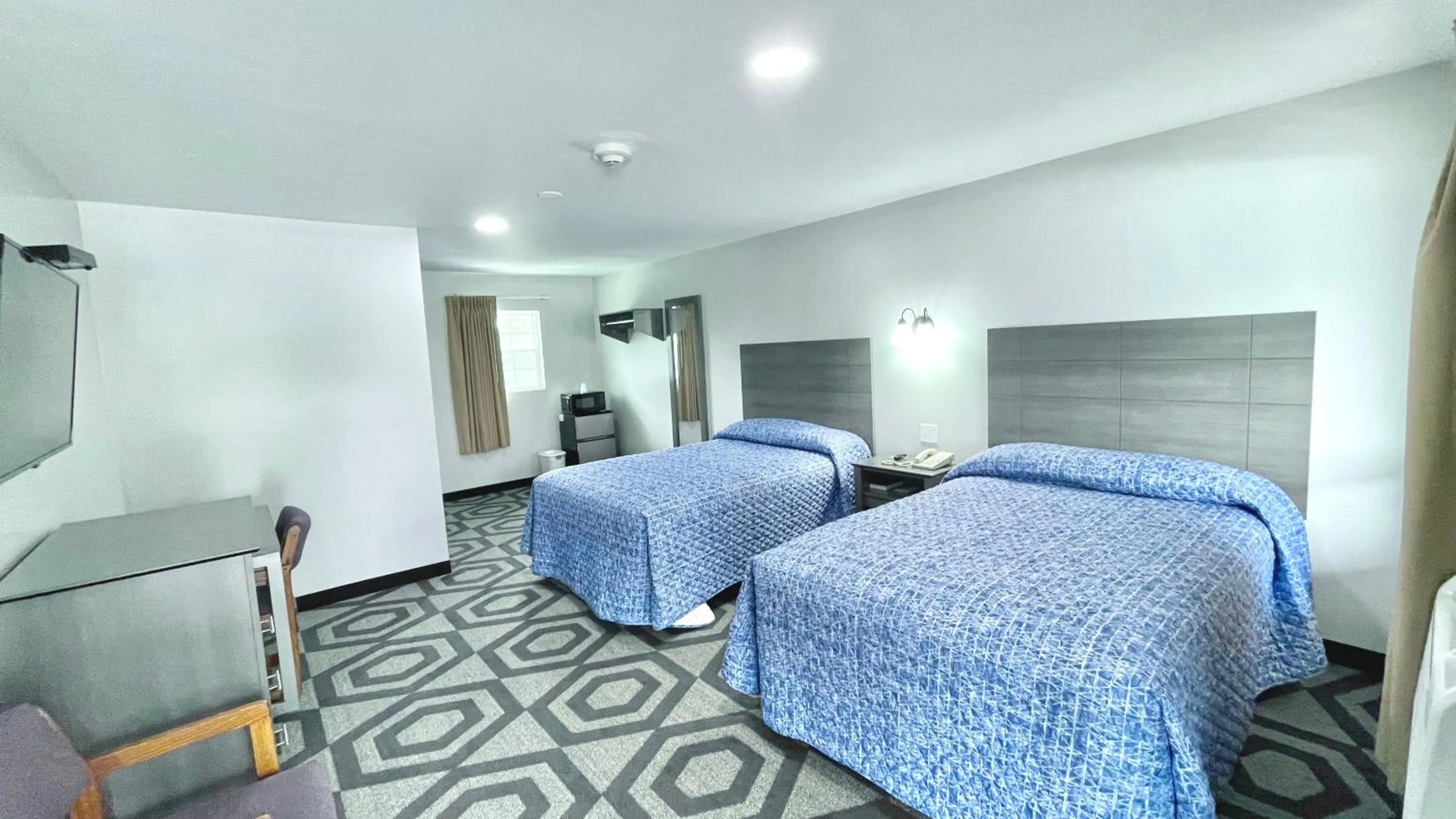 Bed in Mountain View Motel