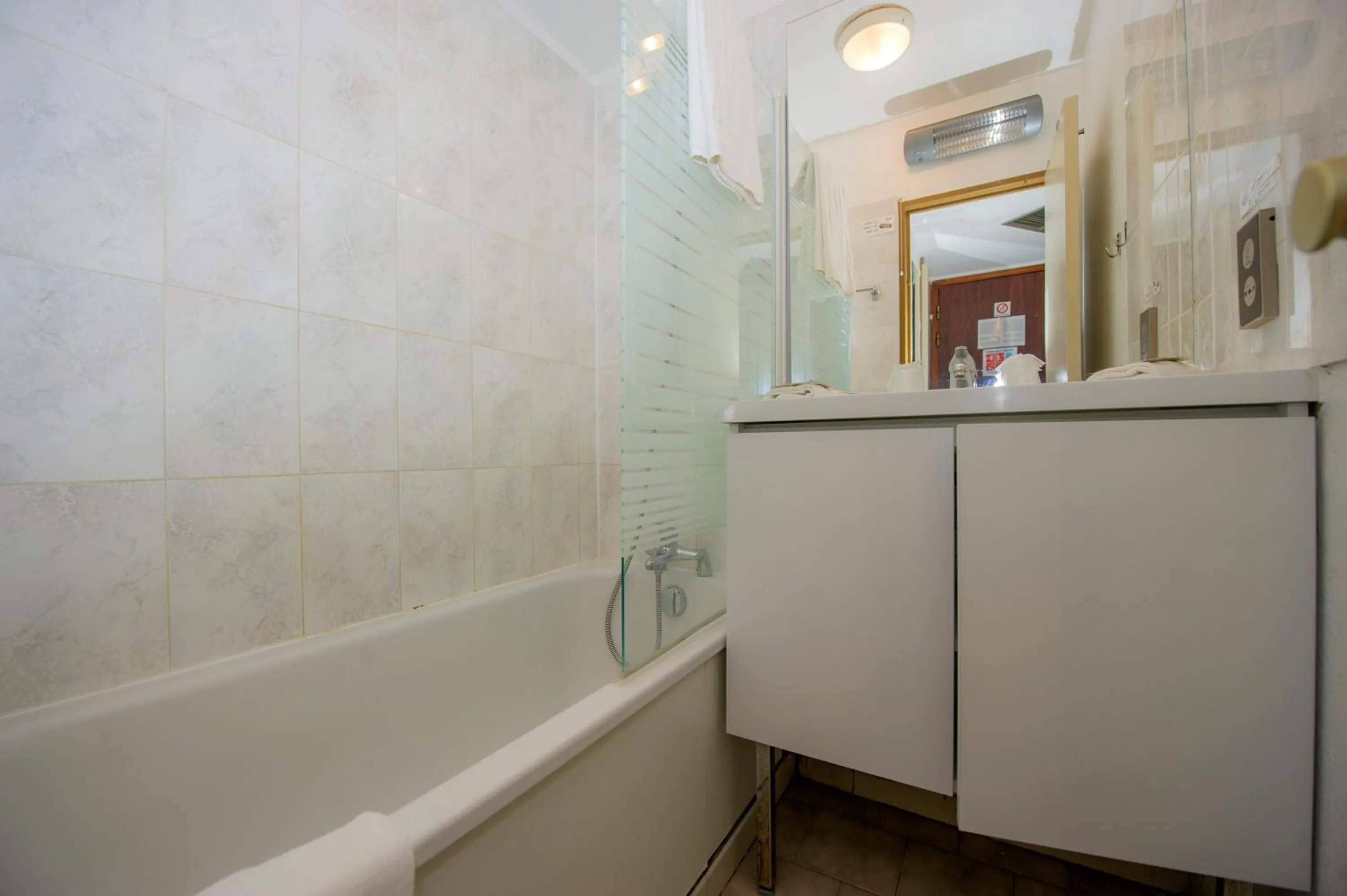 Bathroom in Appart'hôtel Goélia Sun City