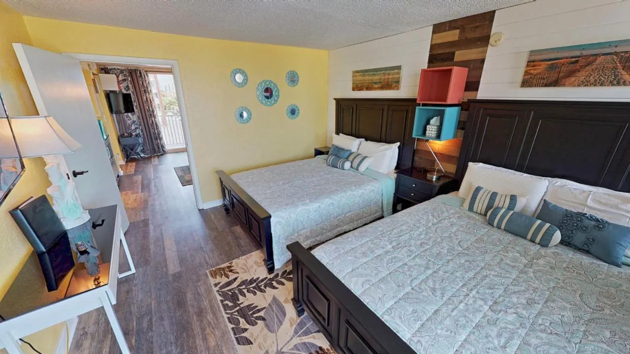 Bedroom, Bed in Island Inn Beach Resort