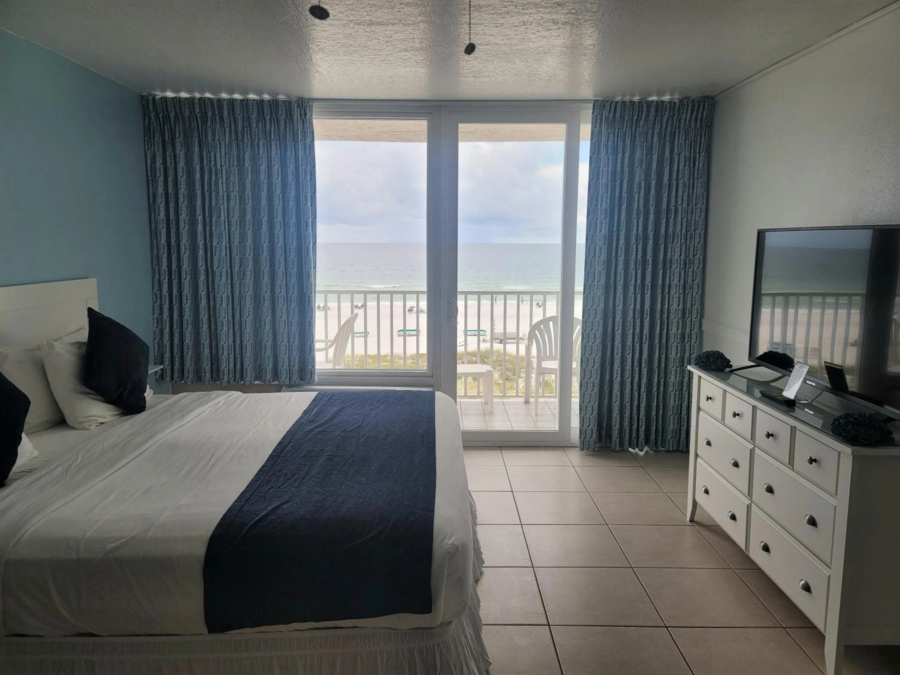 Balcony/Terrace, Bed in Island Inn Beach Resort