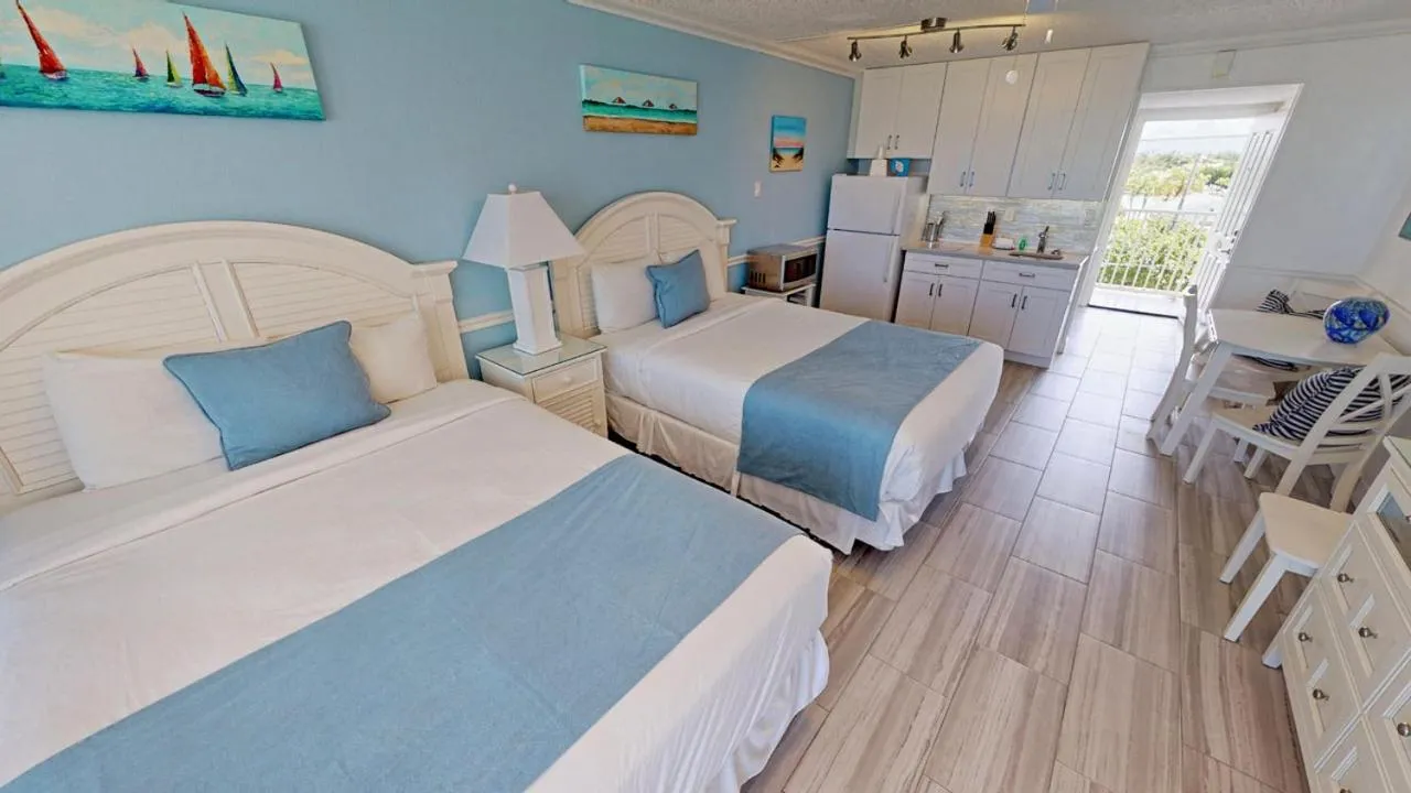 Photo of the whole room, Bed in Island Inn Beach Resort