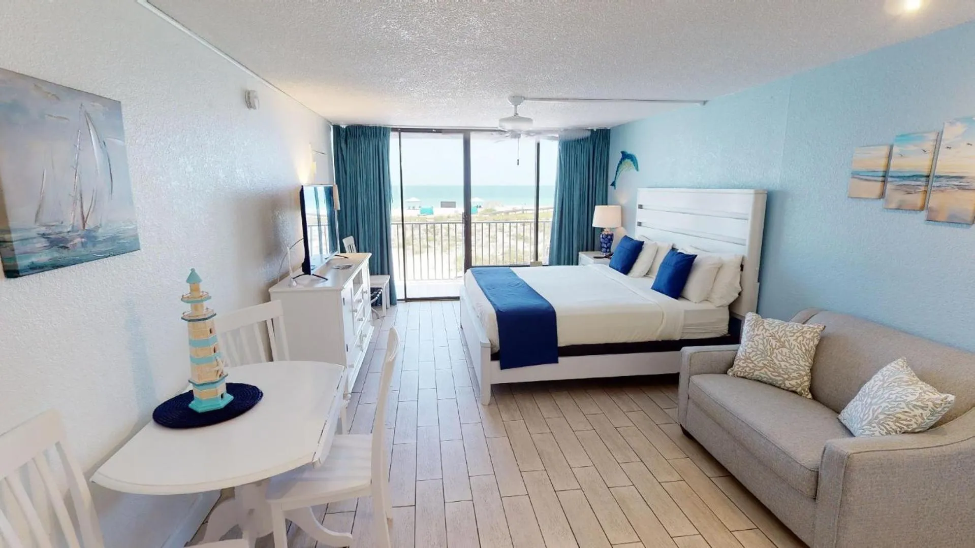 Balcony/Terrace, Bed in Island Inn Beach Resort