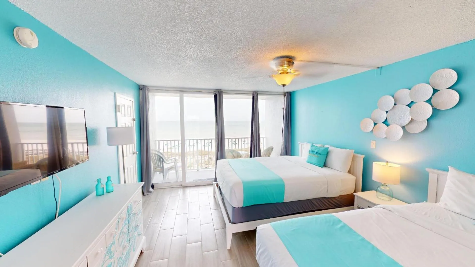 Balcony/Terrace, Bed in Island Inn Beach Resort