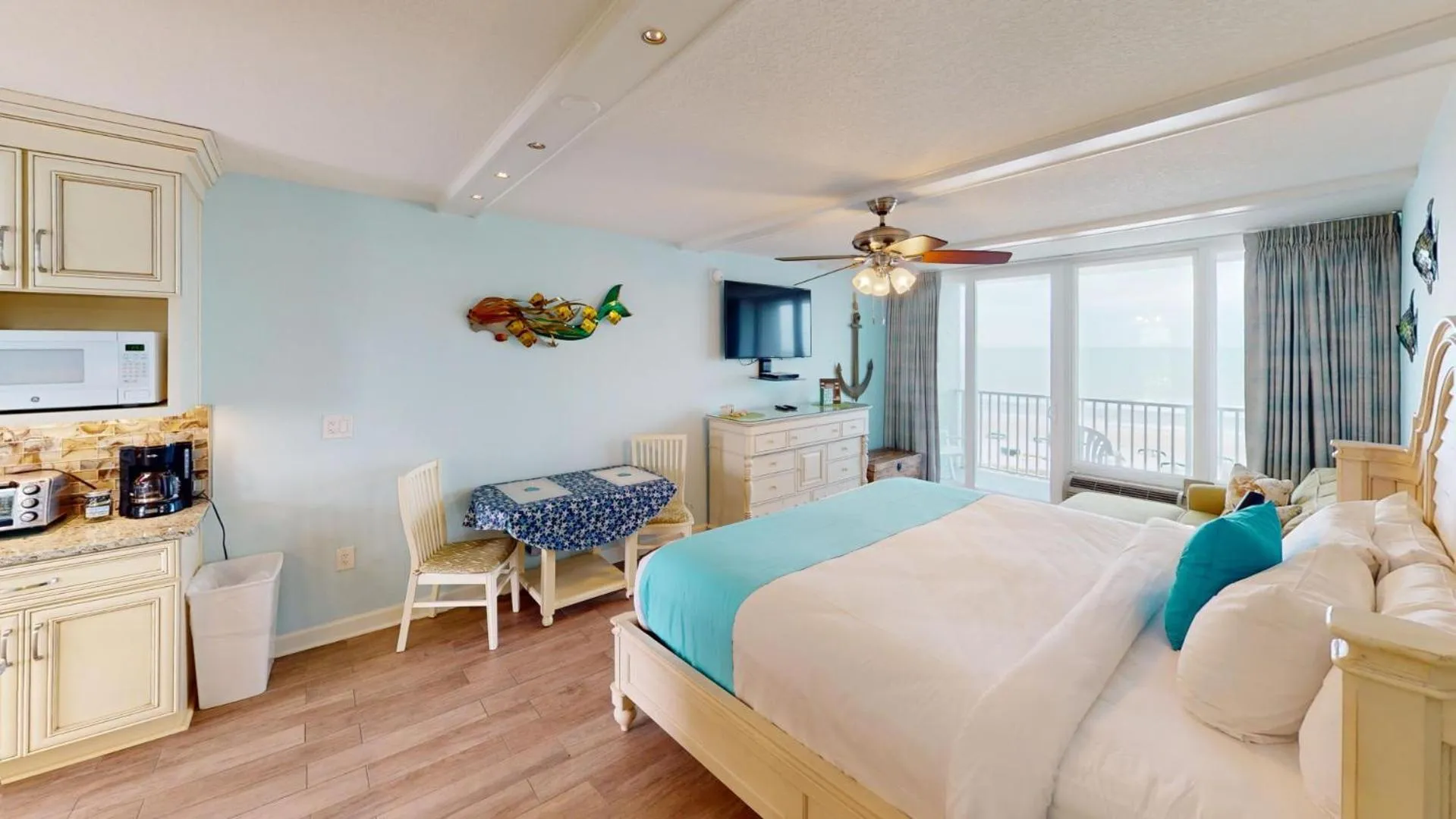 Balcony/Terrace, Bed in Island Inn Beach Resort