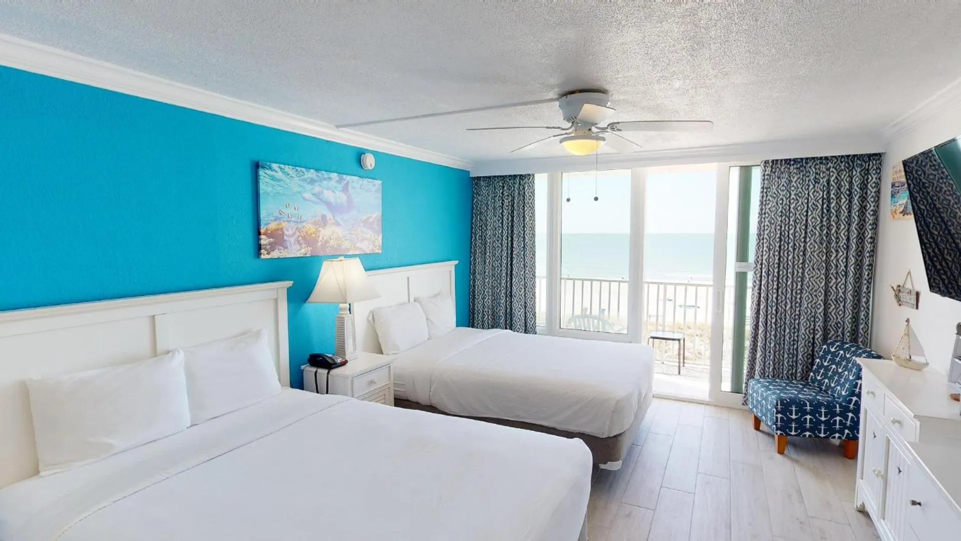 Balcony/Terrace, Bed in Island Inn Beach Resort