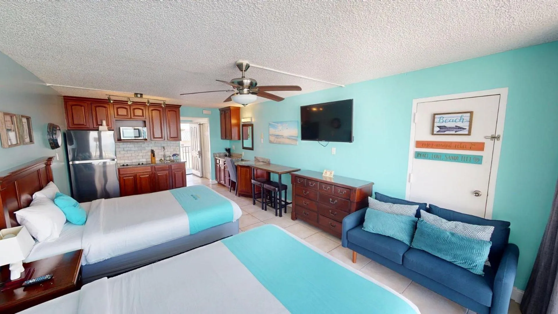 Photo of the whole room, Bed in Island Inn Beach Resort