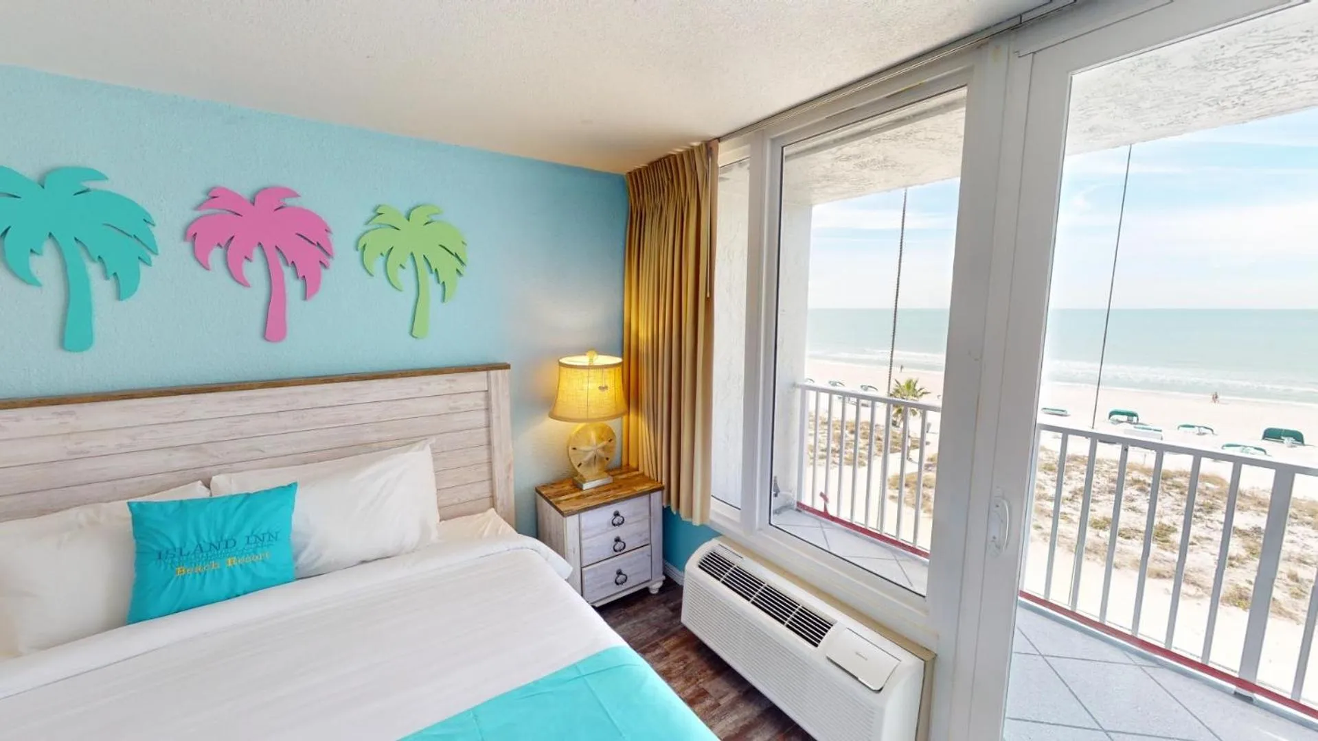 Balcony/Terrace, Bed in Island Inn Beach Resort