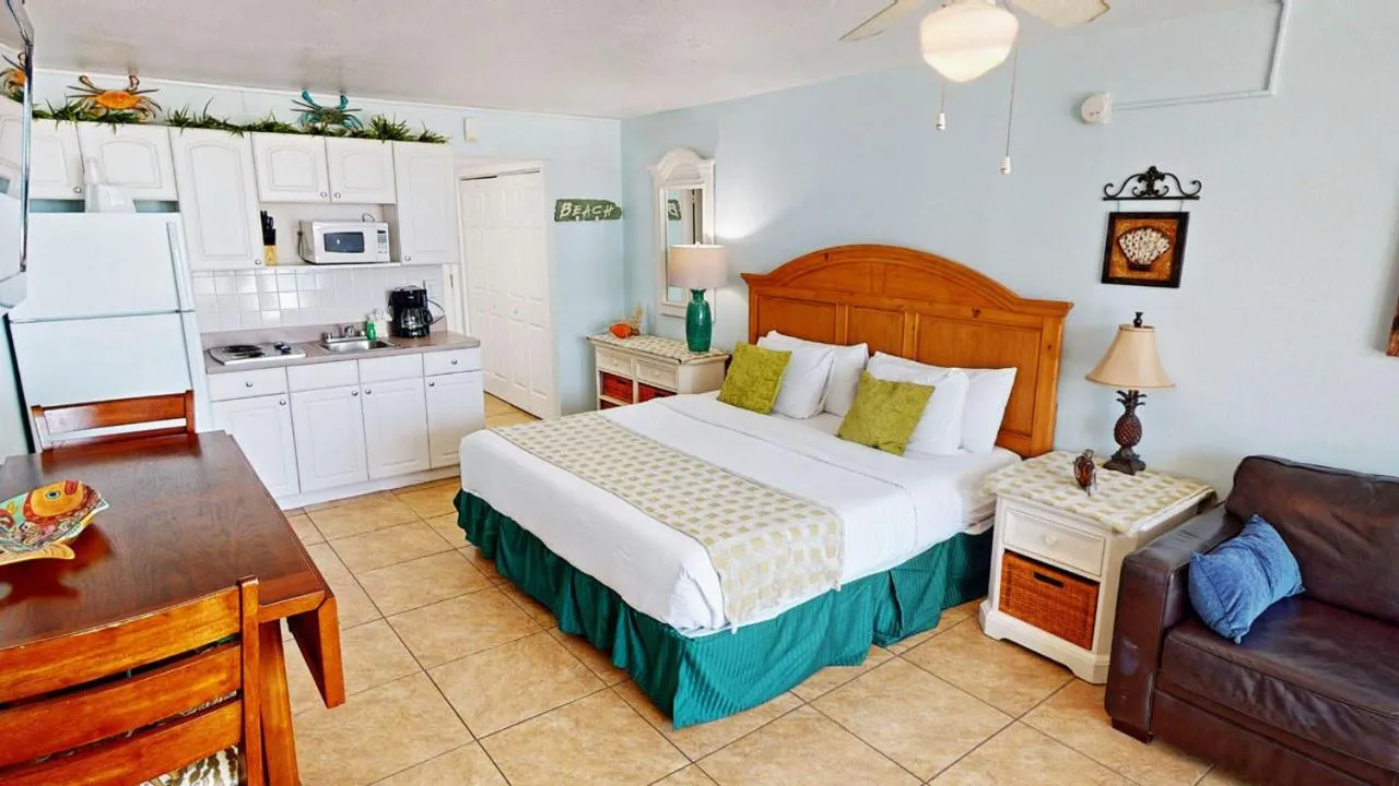 Photo of the whole room, Bed in Island Inn Beach Resort