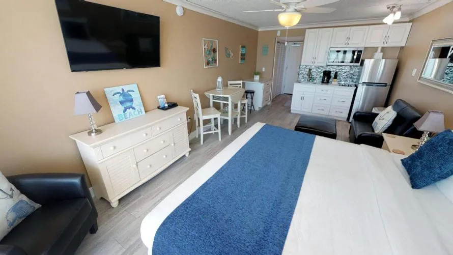 Photo of the whole room, Bed in Island Inn Beach Resort