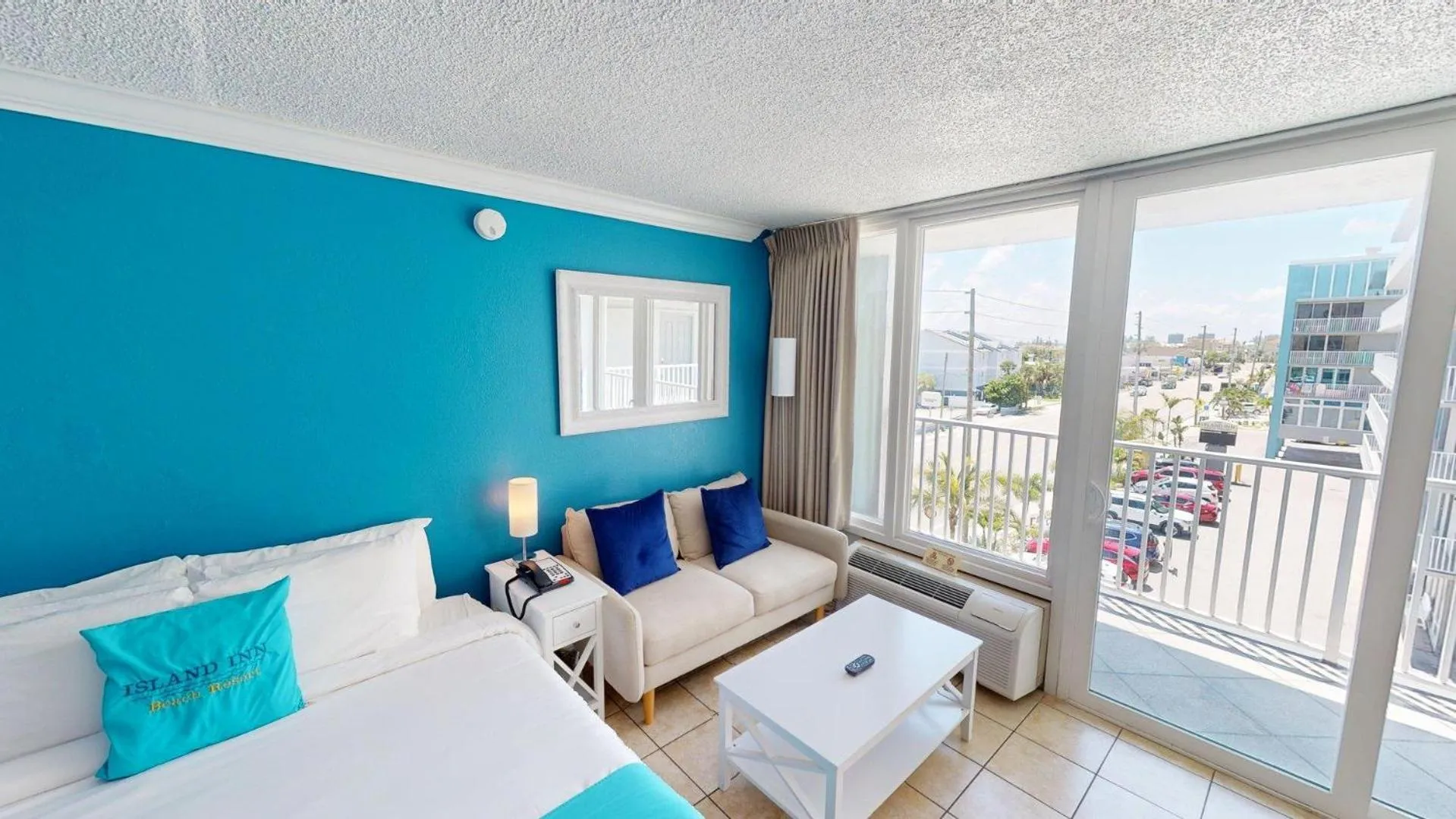 Balcony/Terrace, Bed in Island Inn Beach Resort