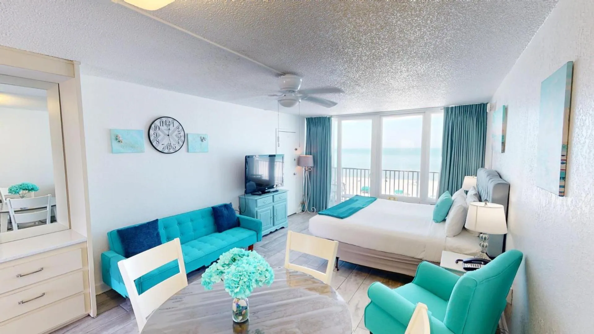 Bedroom, Bed in Island Inn Beach Resort