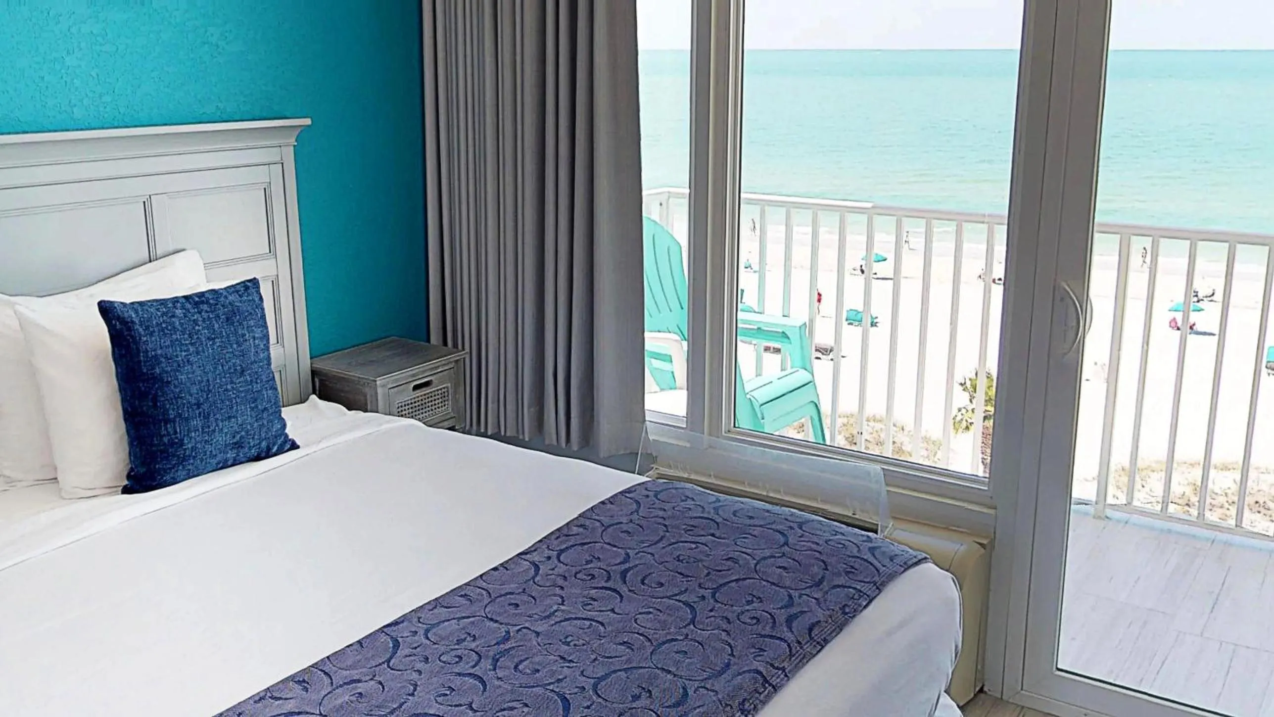 Bed in Island Inn Beach Resort