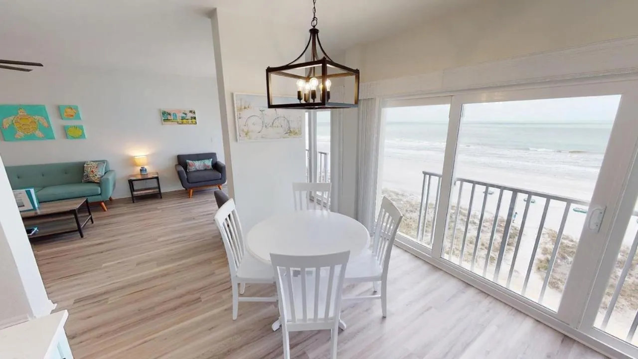 Dining area in Island Inn Beach Resort
