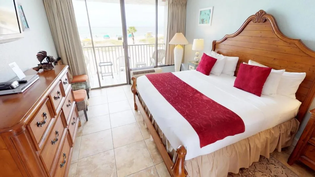 Balcony/Terrace, Bed in Island Inn Beach Resort