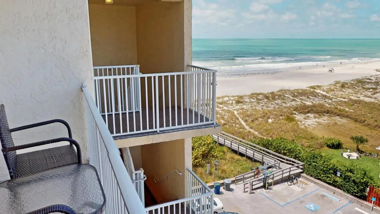 Beach in Island Inn Beach Resort