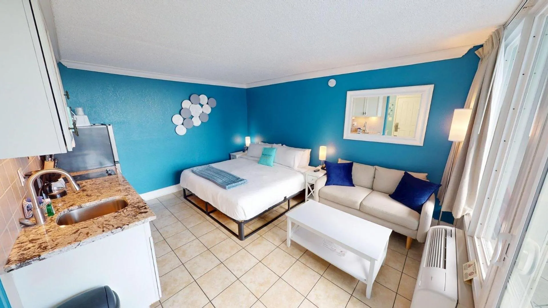 Photo of the whole room, Bed in Island Inn Beach Resort