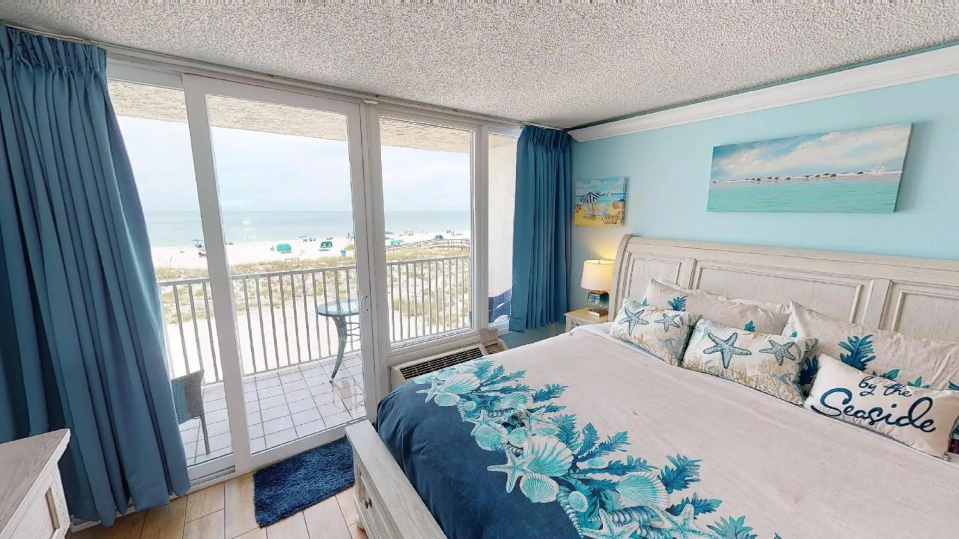 Balcony/Terrace, Bed in Island Inn Beach Resort