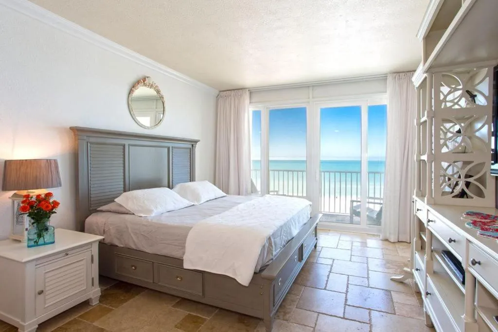 Balcony/Terrace, Bed in Island Inn Beach Resort
