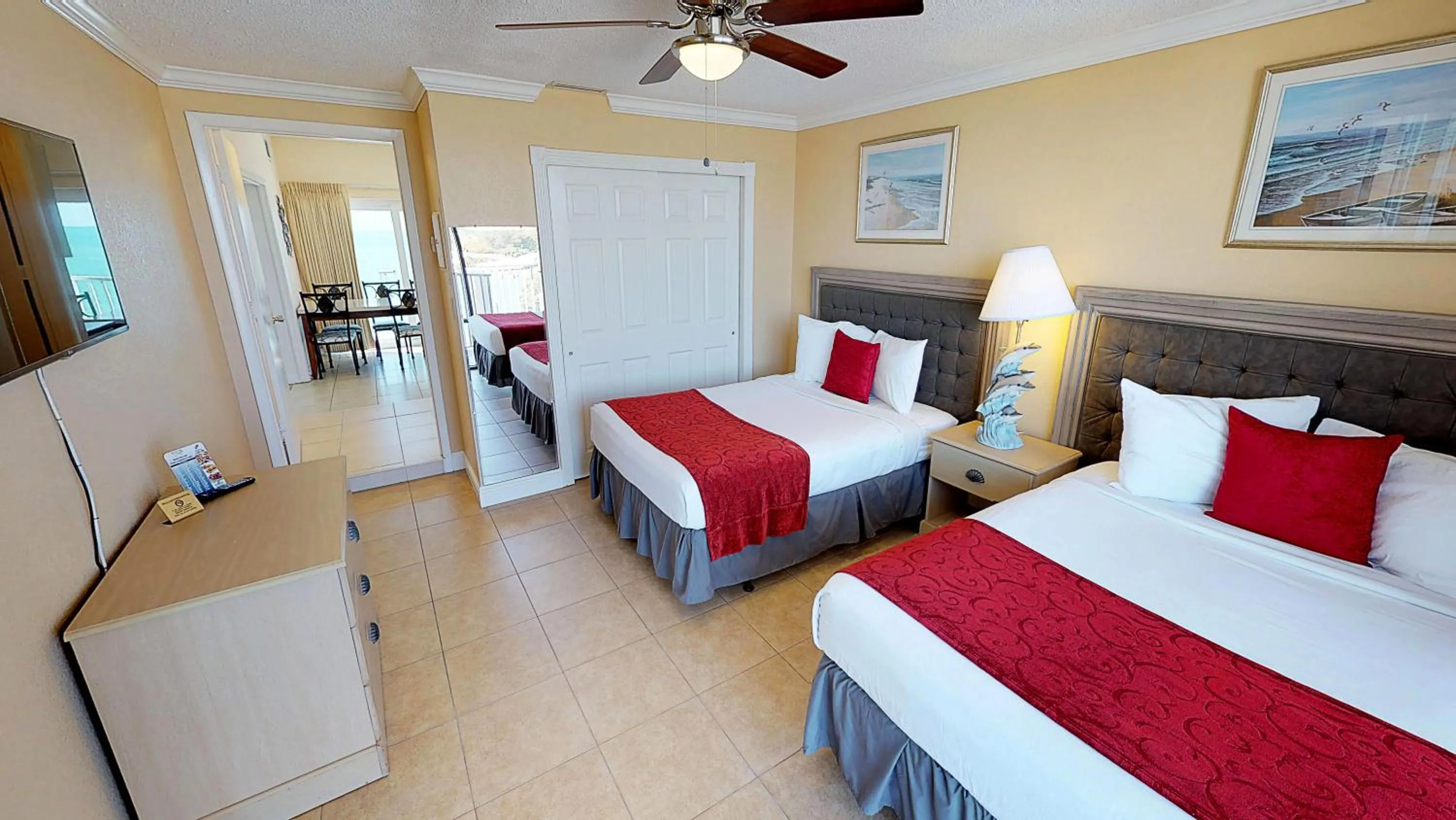 Bedroom, Bed in Island Inn Beach Resort