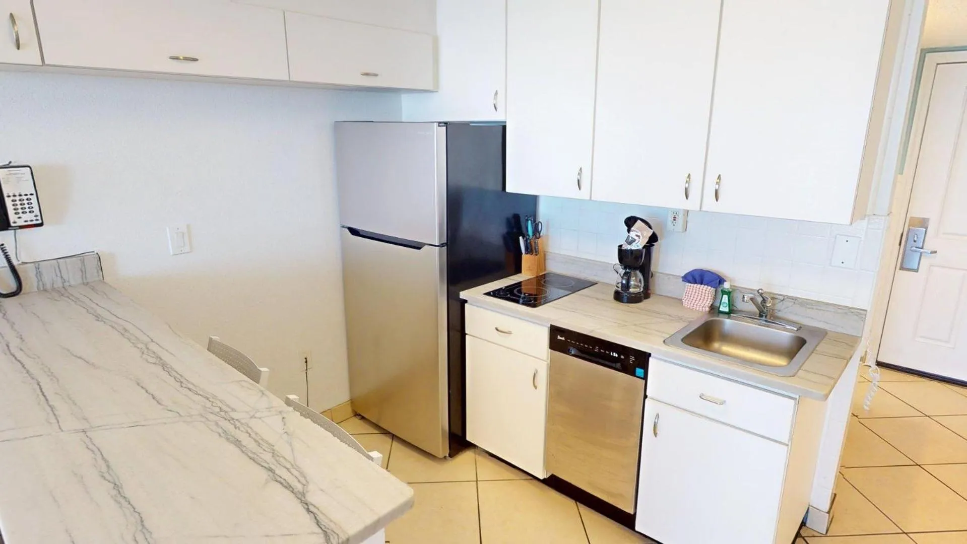 Kitchen or kitchenette in Island Inn Beach Resort