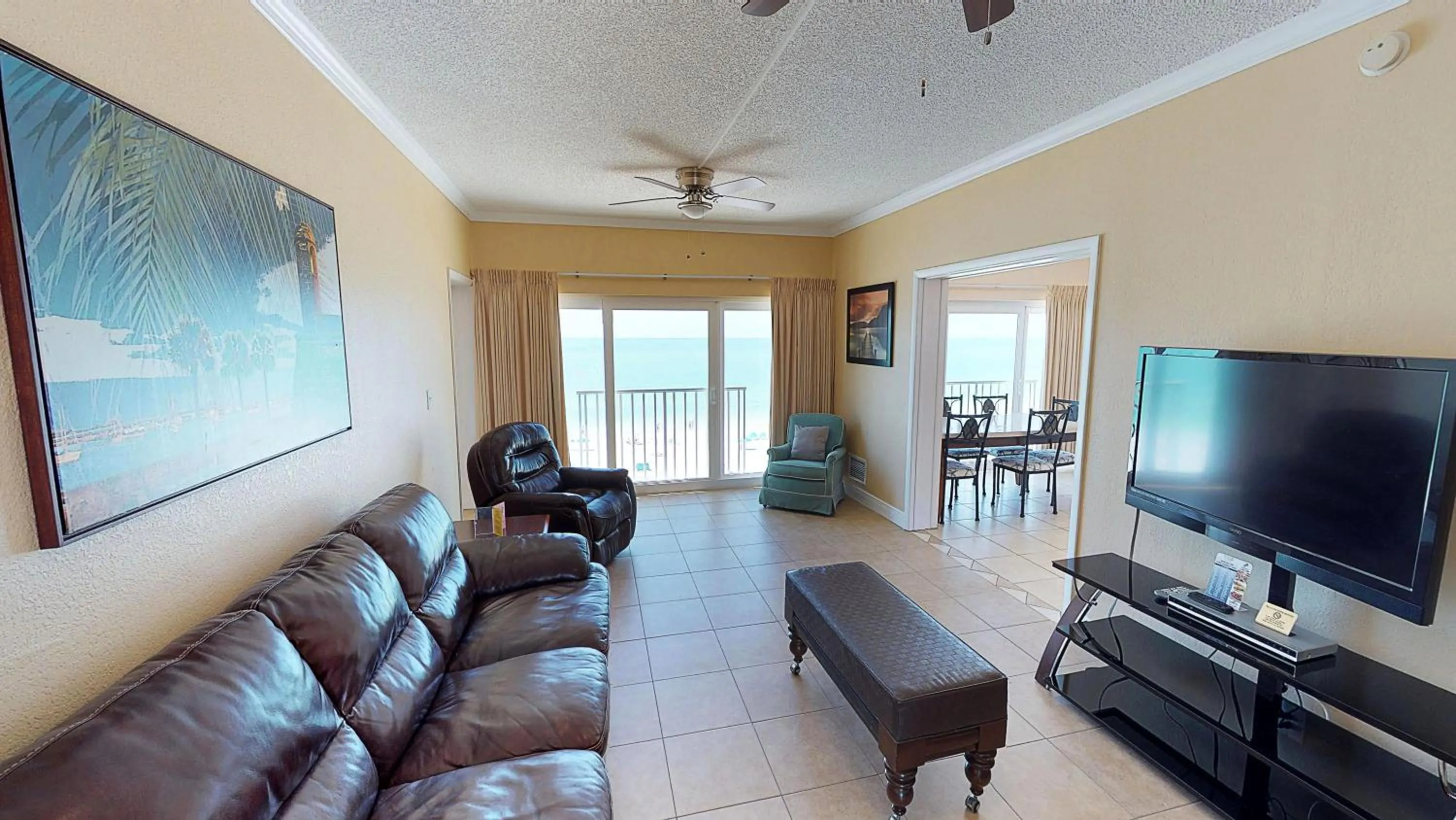 Living room in Island Inn Beach Resort