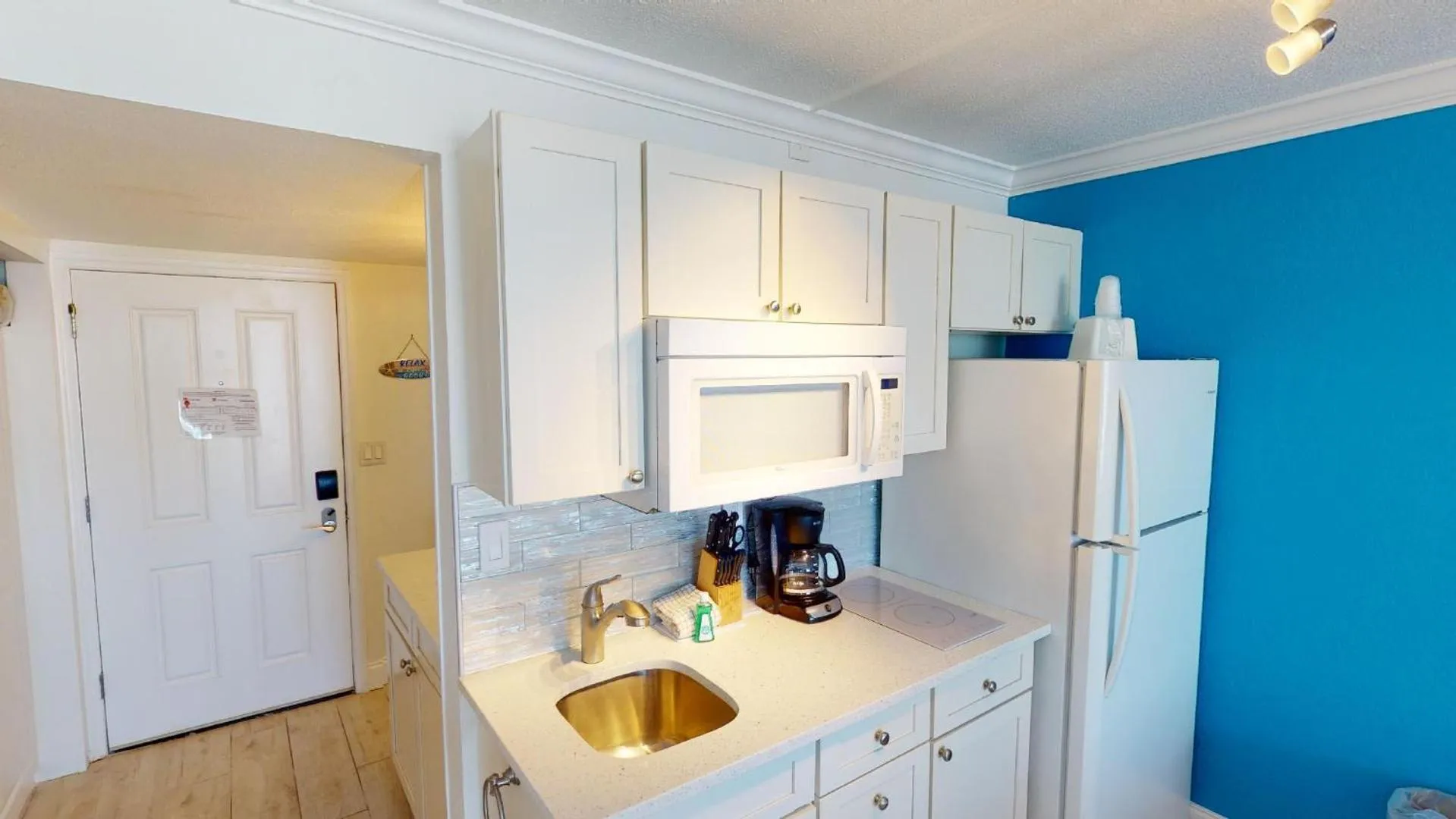 Kitchen or kitchenette in Island Inn Beach Resort