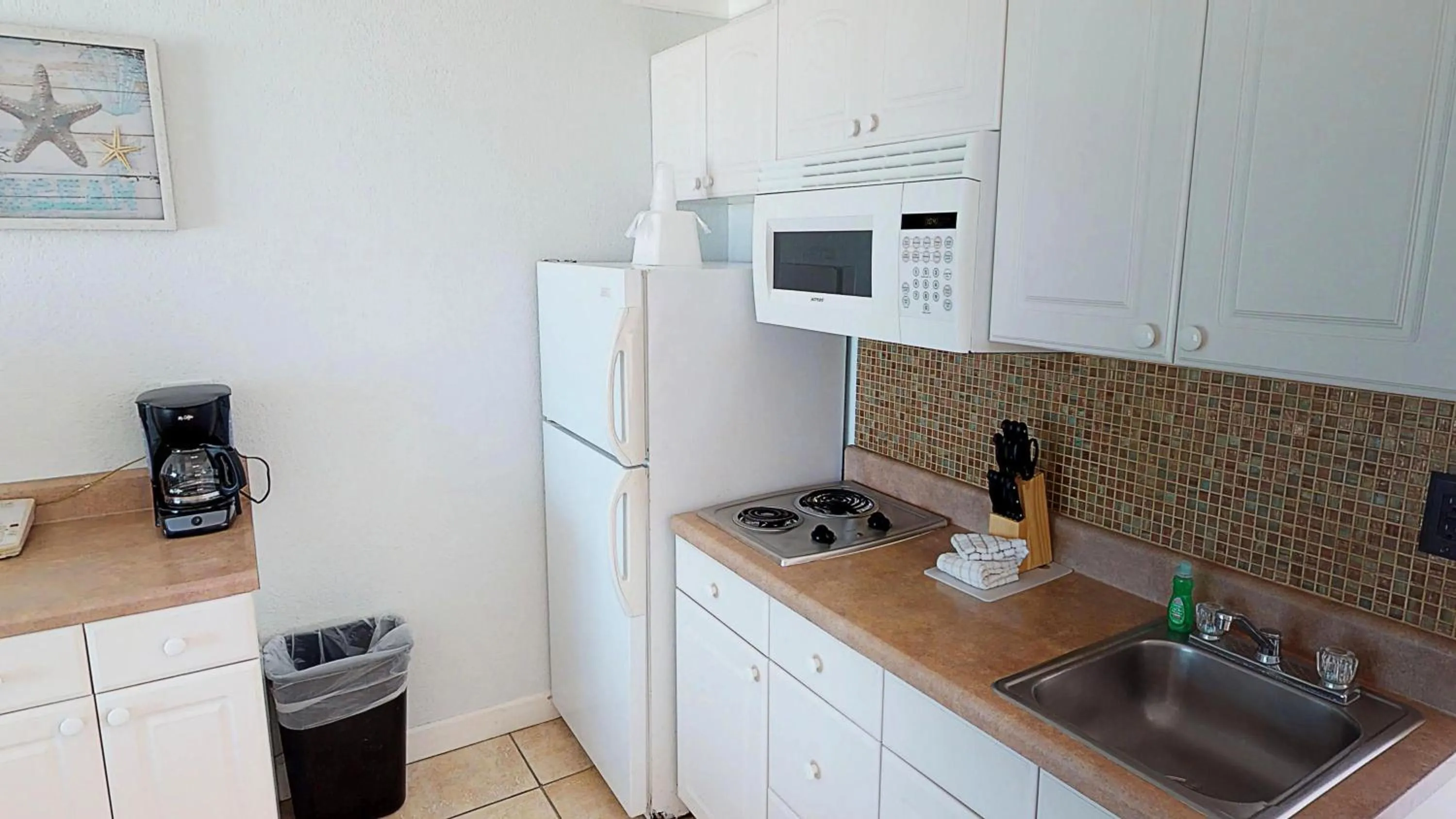 Kitchen or kitchenette in Island Inn Beach Resort